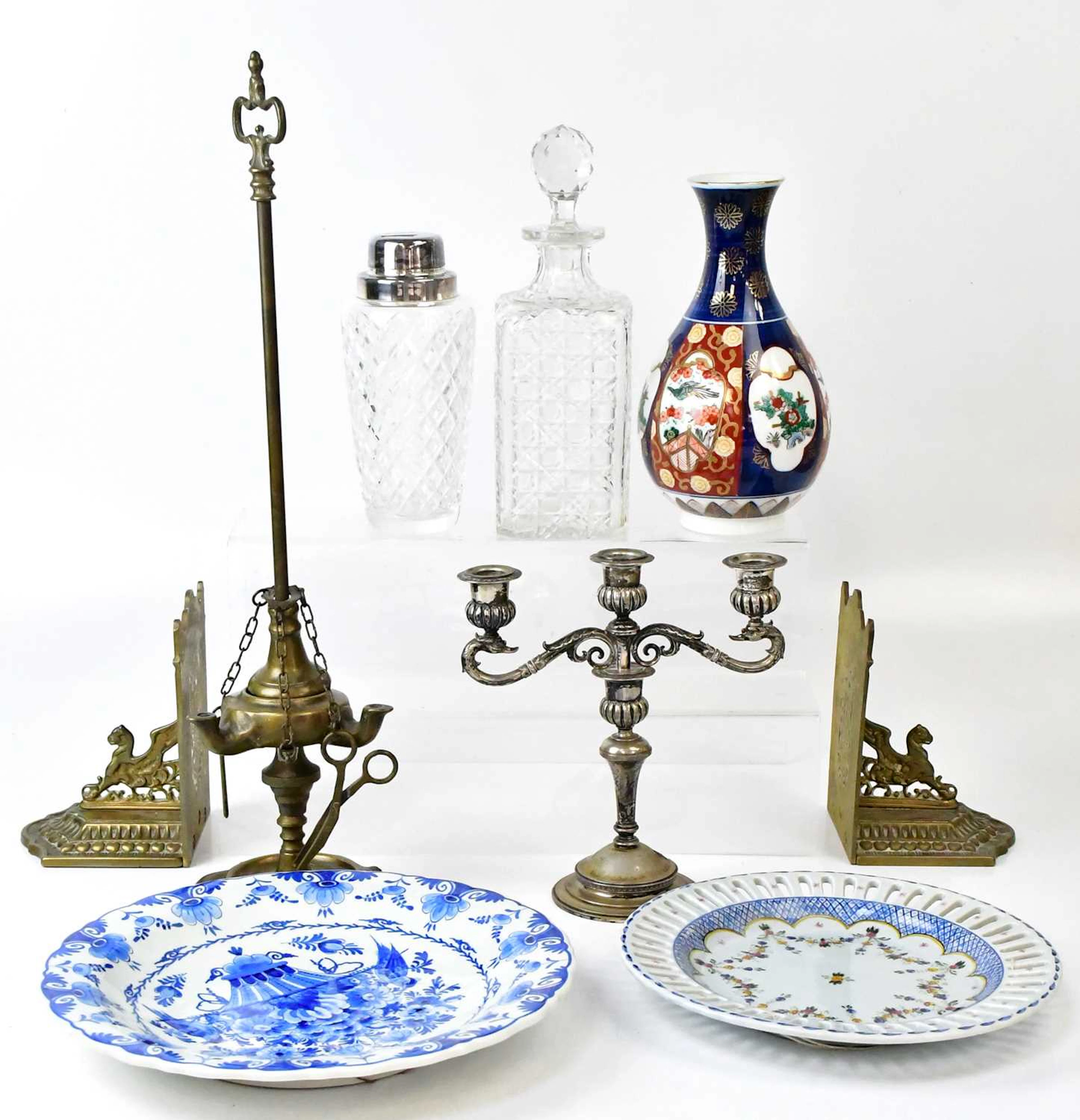 A collectors' lot with a brass oil lamp form table lamp