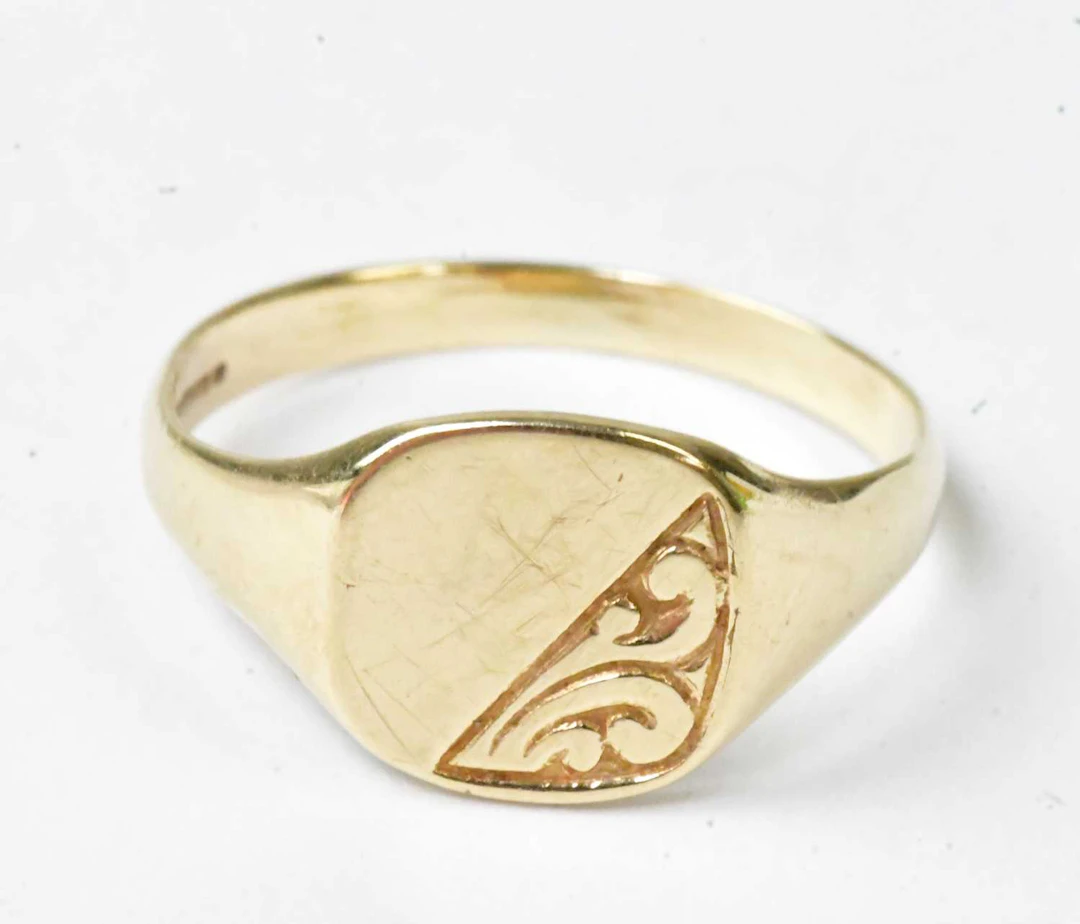 A 9ct yellow gold signet ring