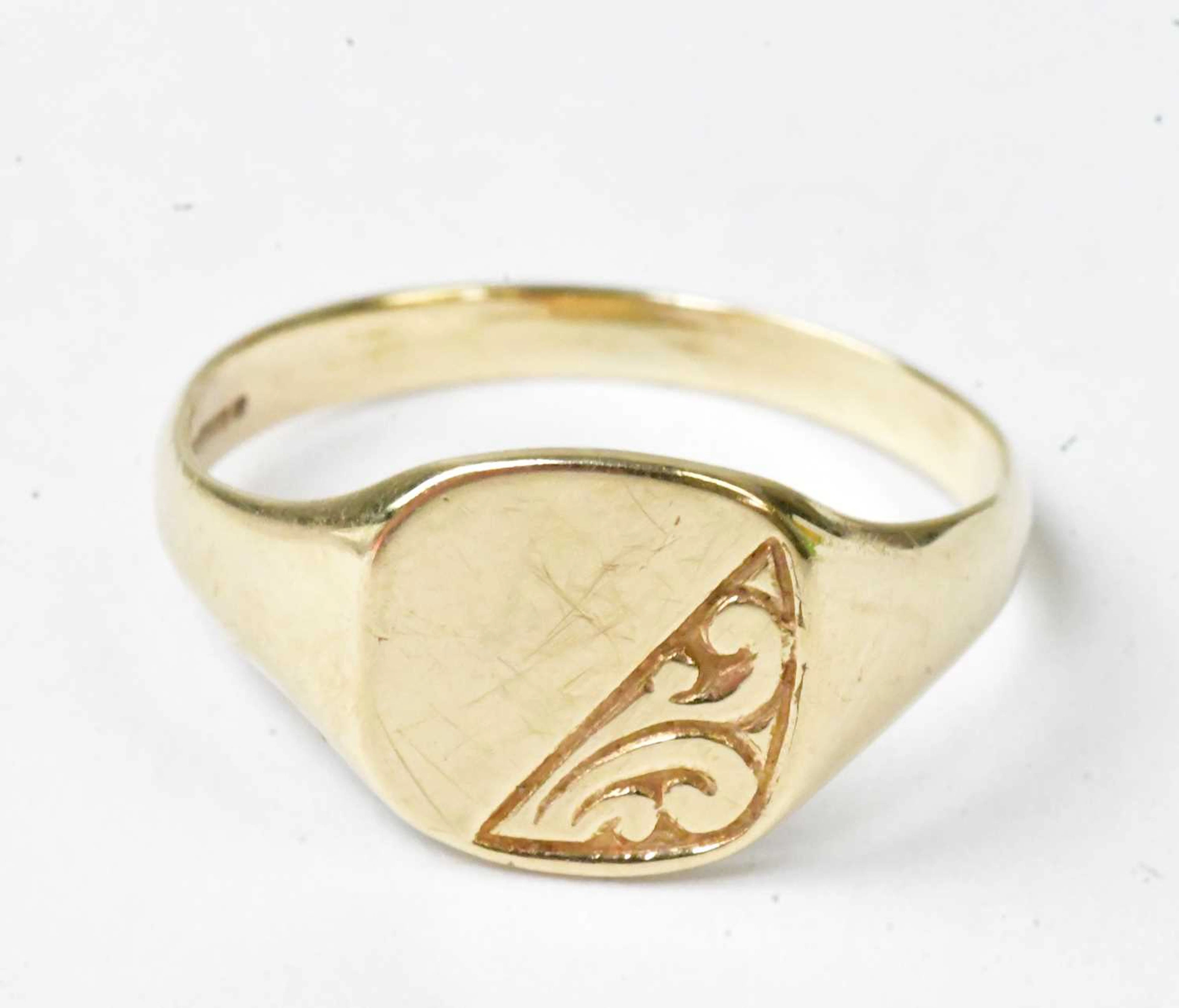 A 9ct yellow gold signet ring
