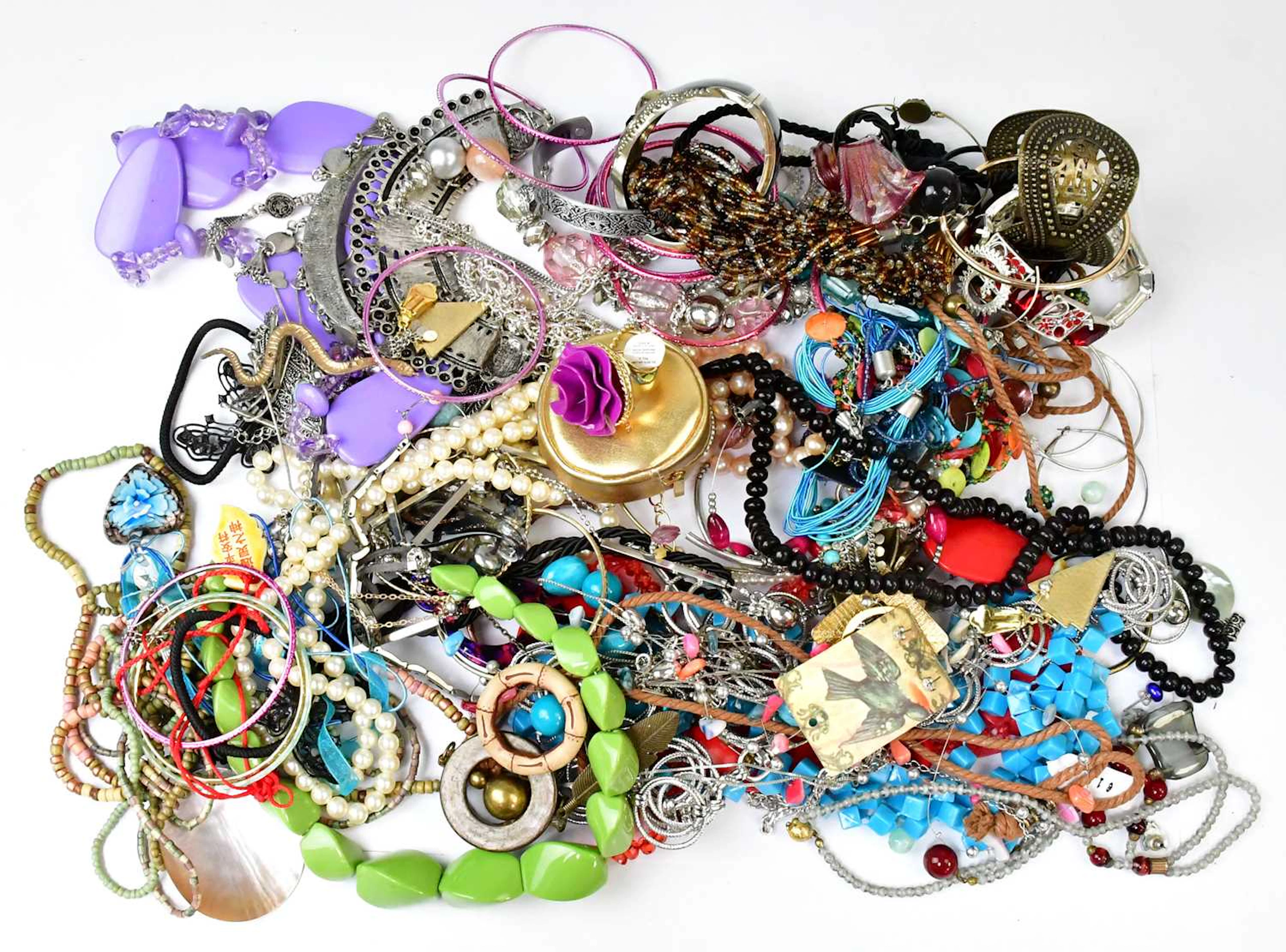 A quantity of costume jewellery