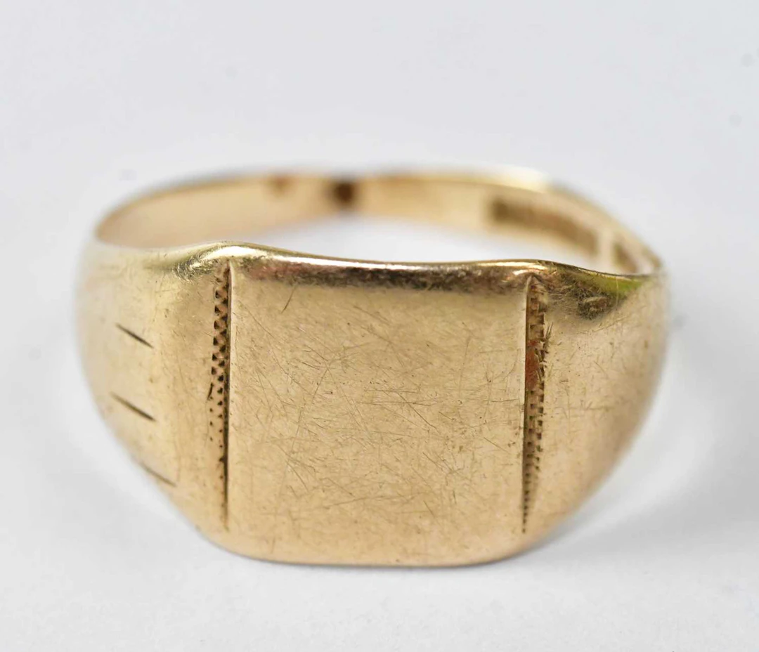 A 9ct yellow gold signet ring with square bezel