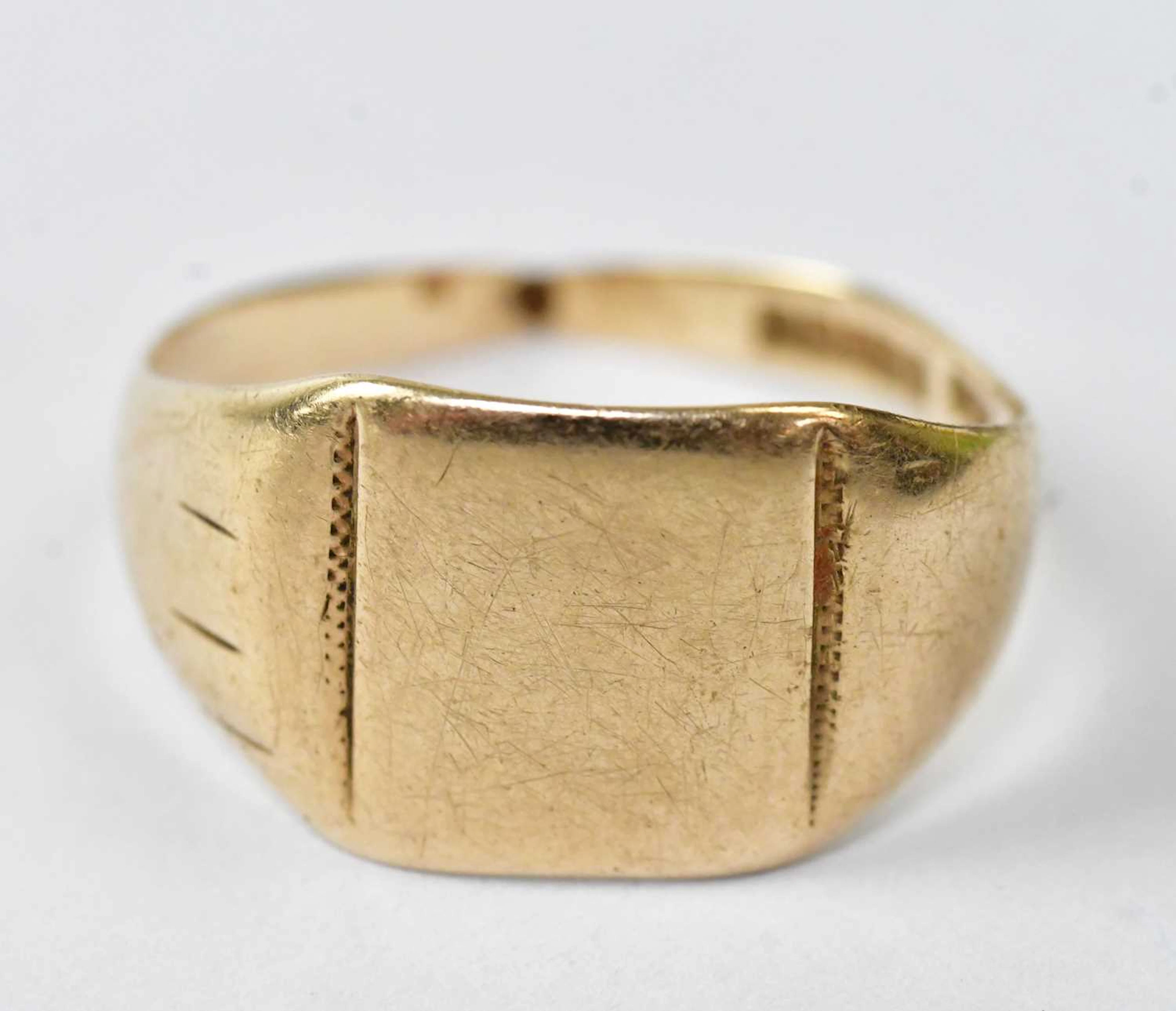 A 9ct yellow gold signet ring with square bezel