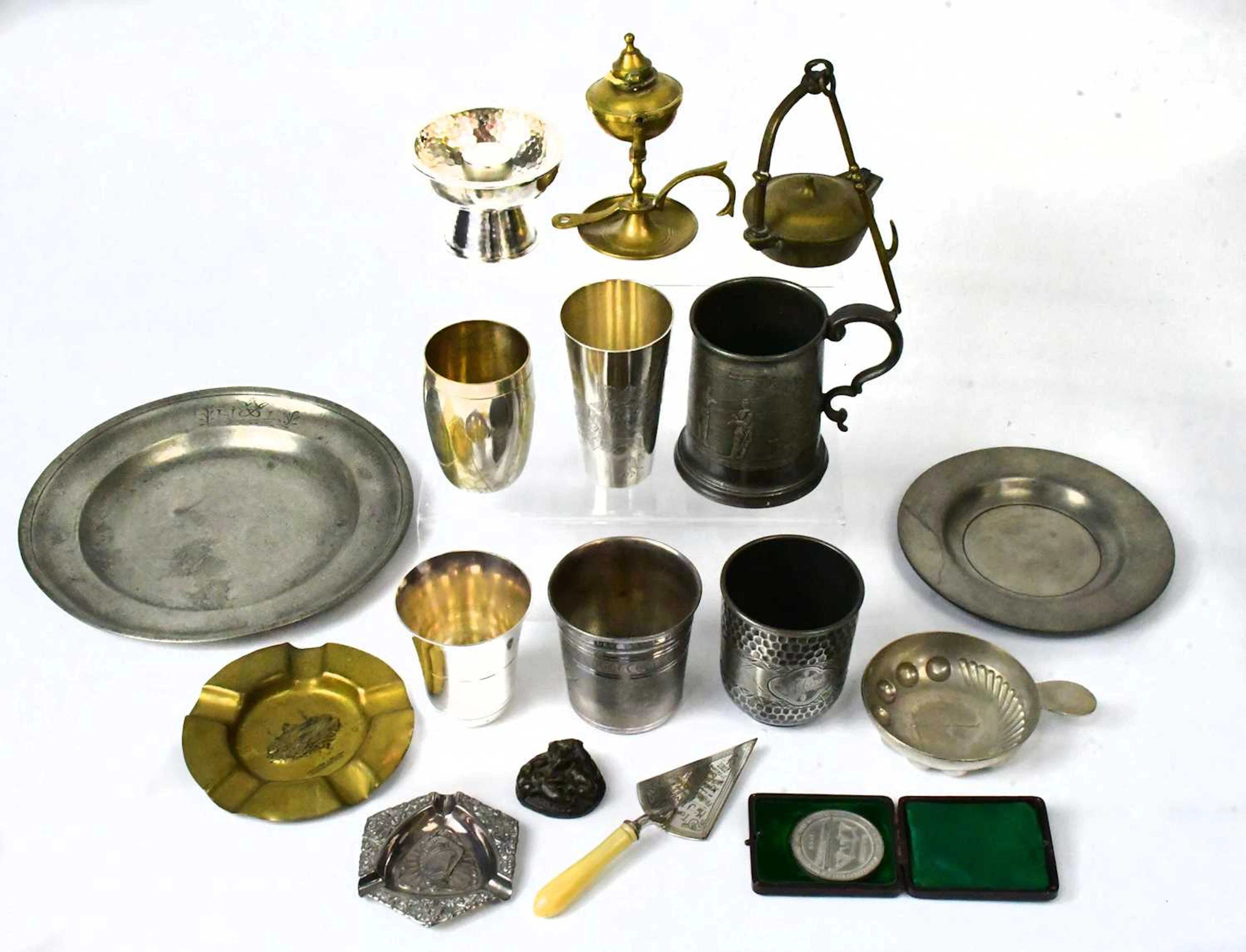 A mixed lot of small metalware items