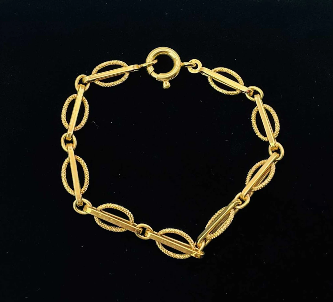 A 9ct yellow gold bracelet
