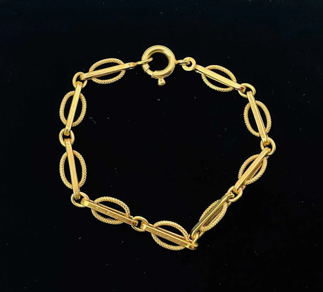 A 9ct yellow gold bracelet