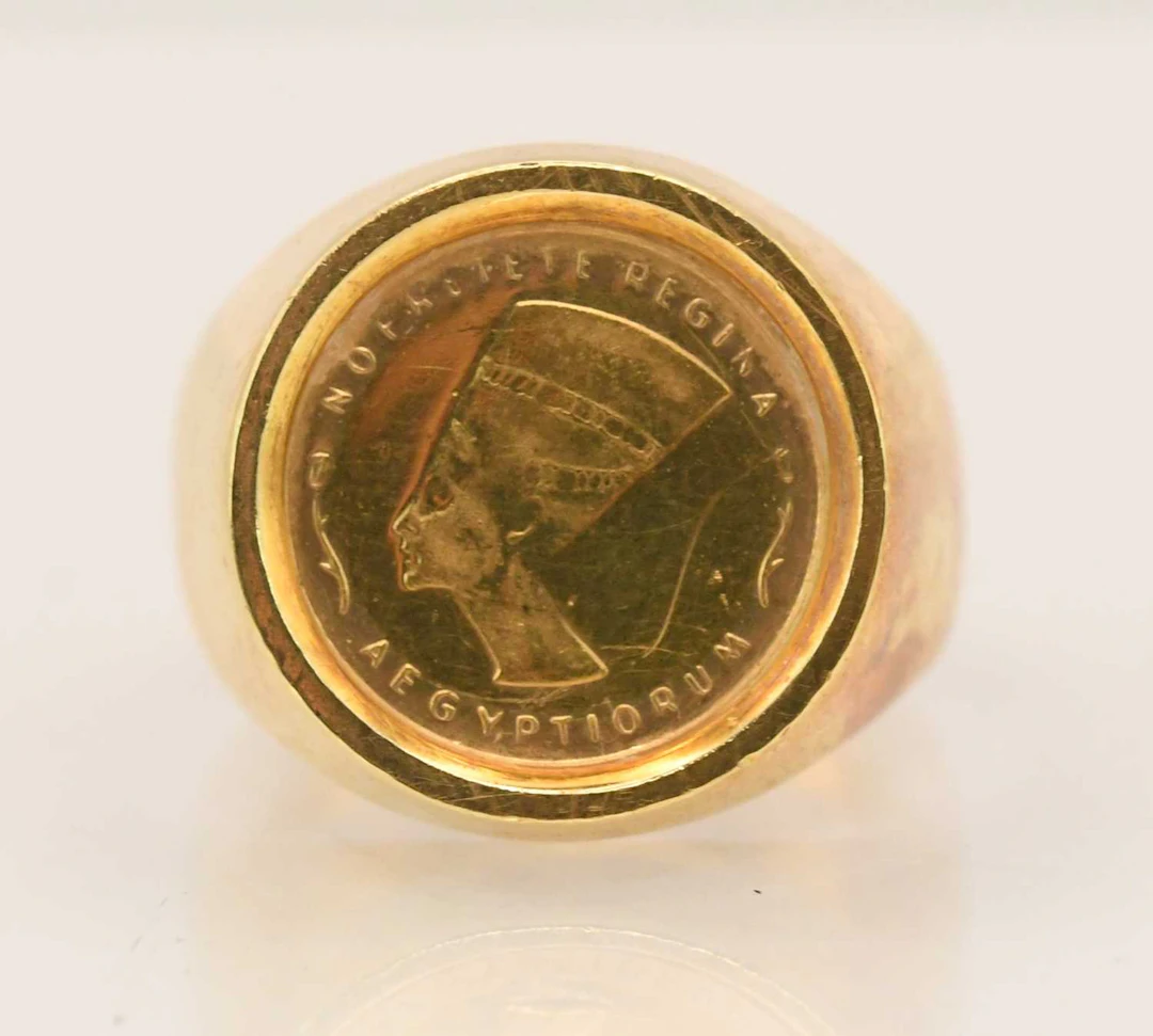 An 18ct yellow gold coin set ring