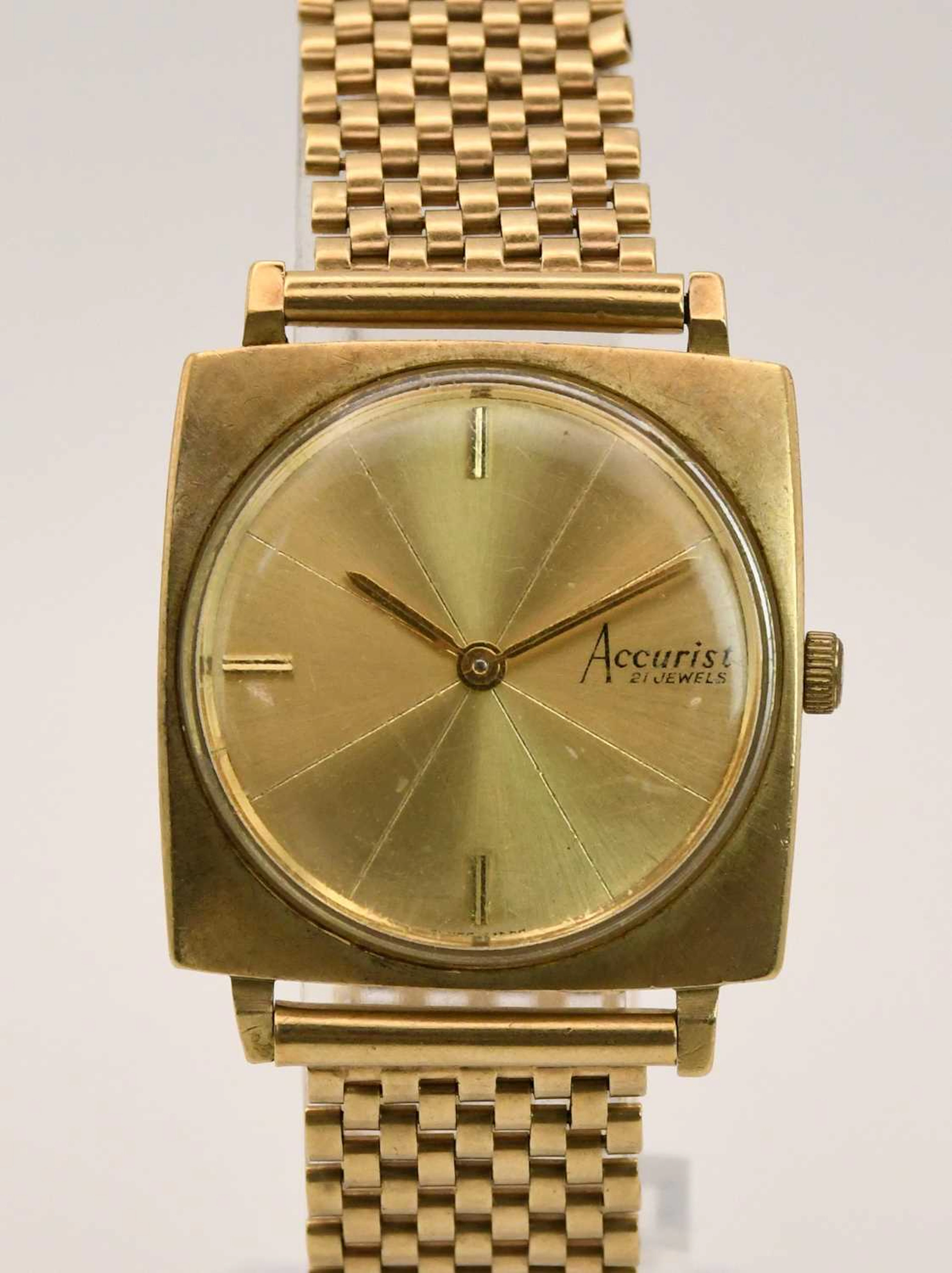 ACCURIST; a vintage 1970s gentleman's 9ct yellow gold 21 jewel wristwatch