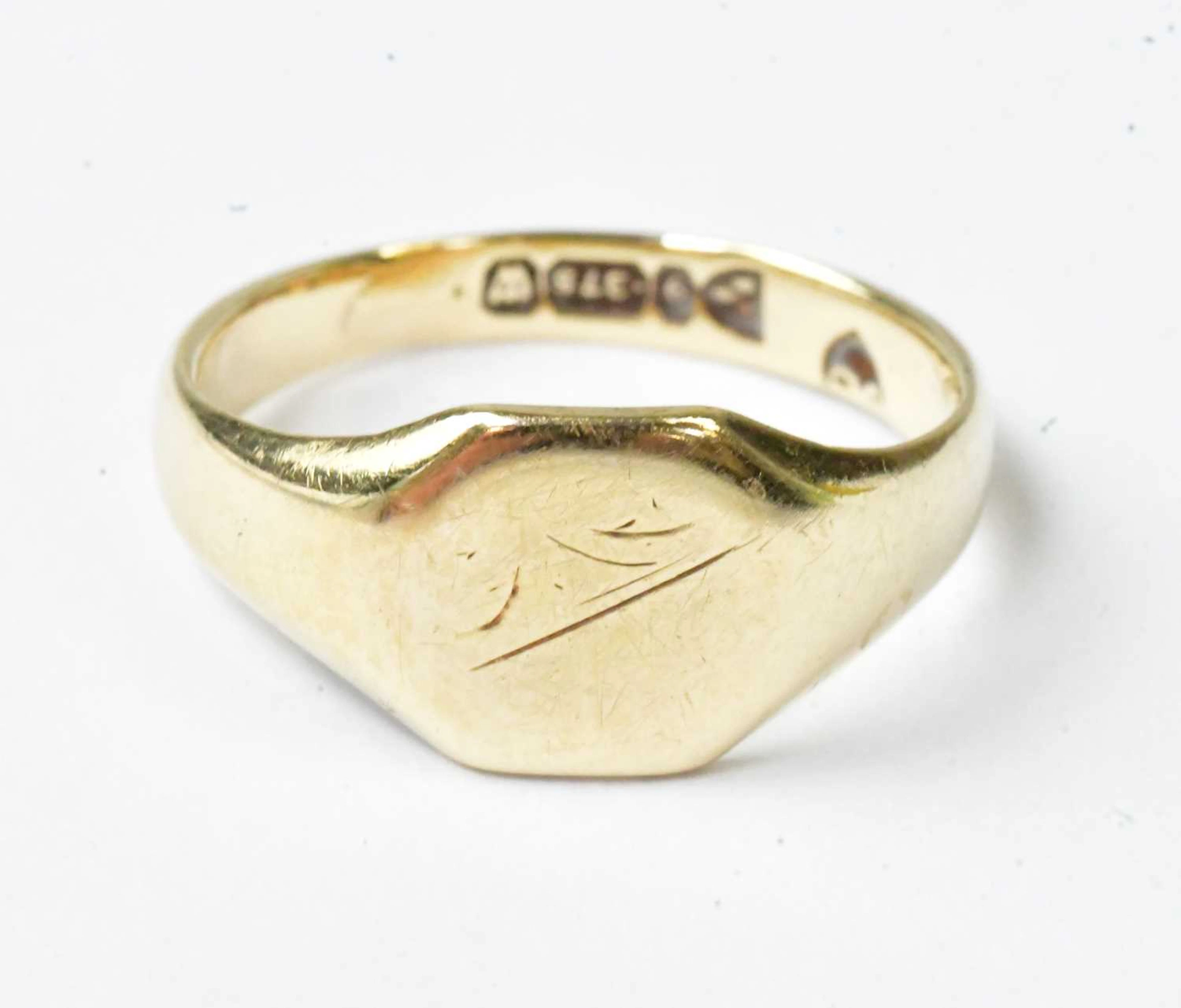 A 9ct yellow gold signet ring with engraving to the octagonal bezel (rubbed)