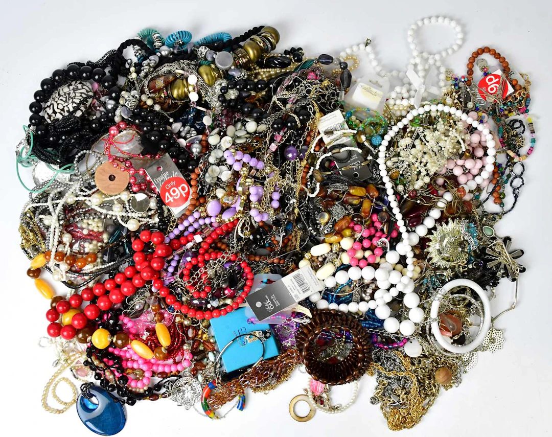 A quantity of costume jewellery