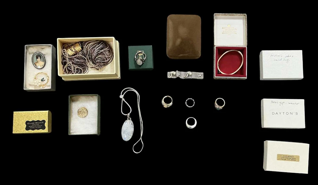 A quantity of assorted 925 silver and costume jewellery