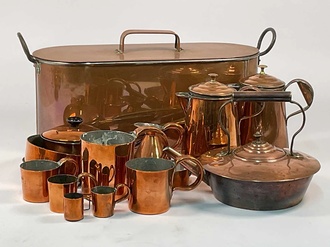 A quantity of copper kitchen ware items