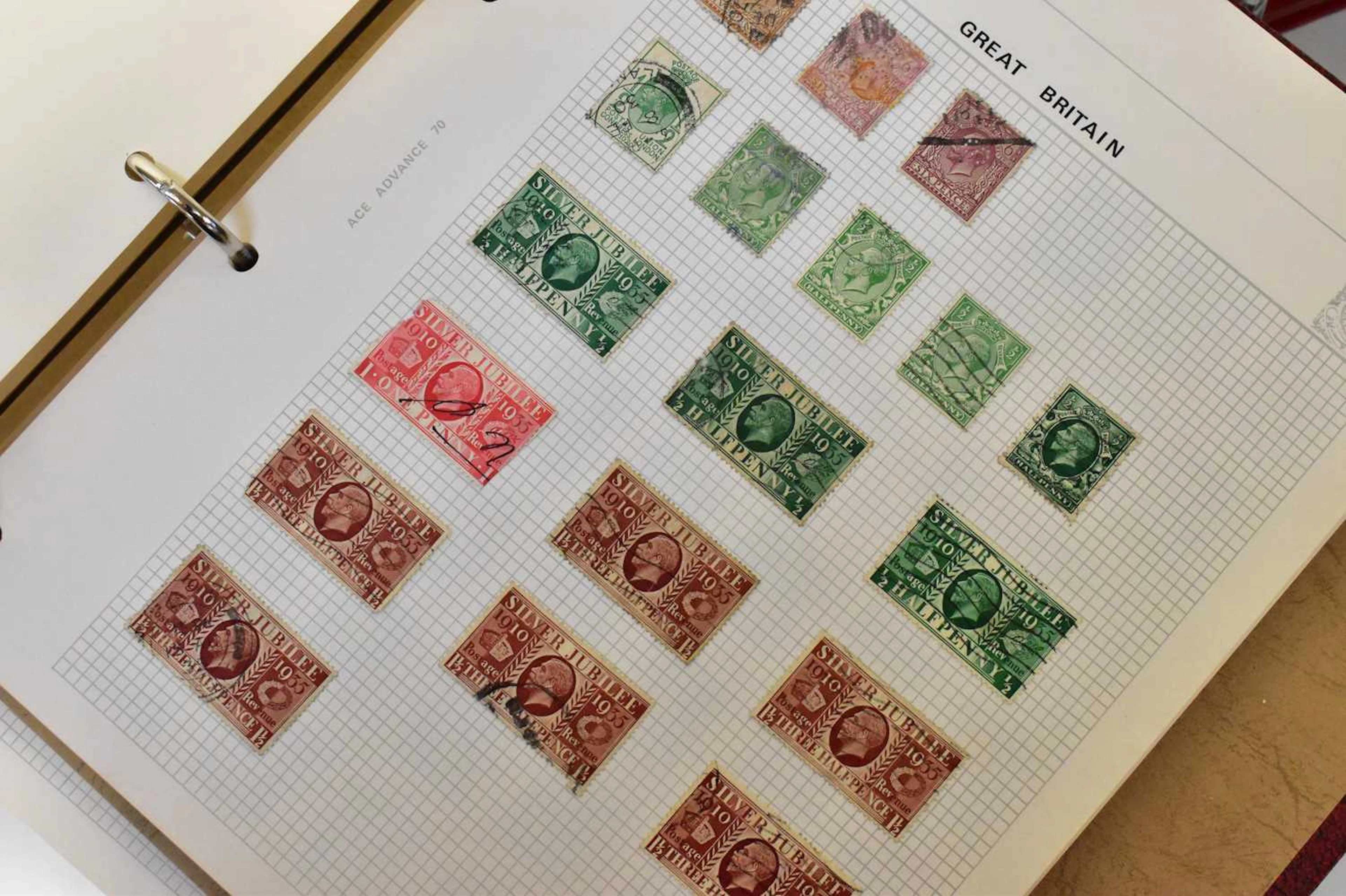 A stamp collection comprising UK and worldwide stamps
