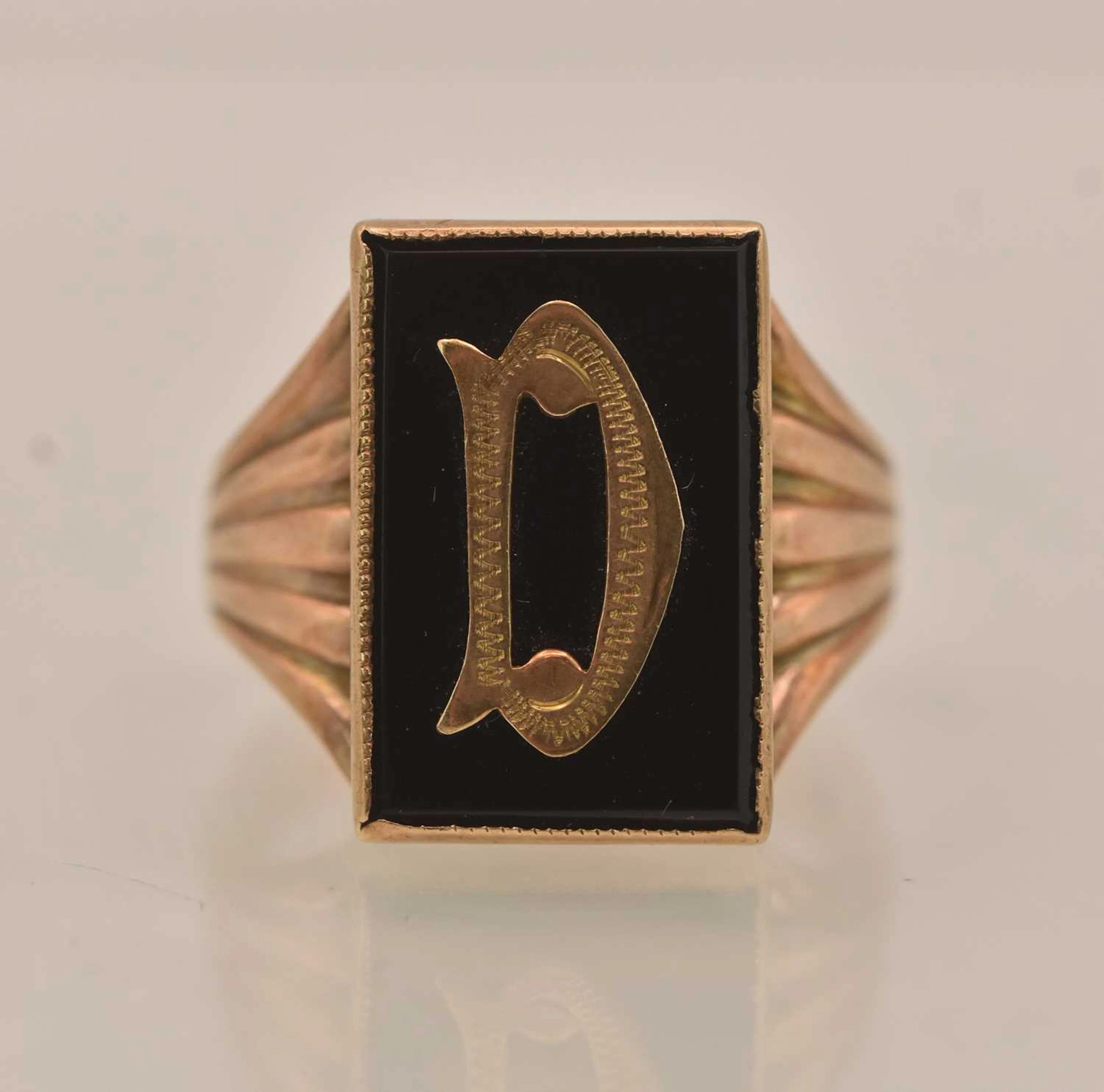 A 9ct yellow gold onyx set signet ring
