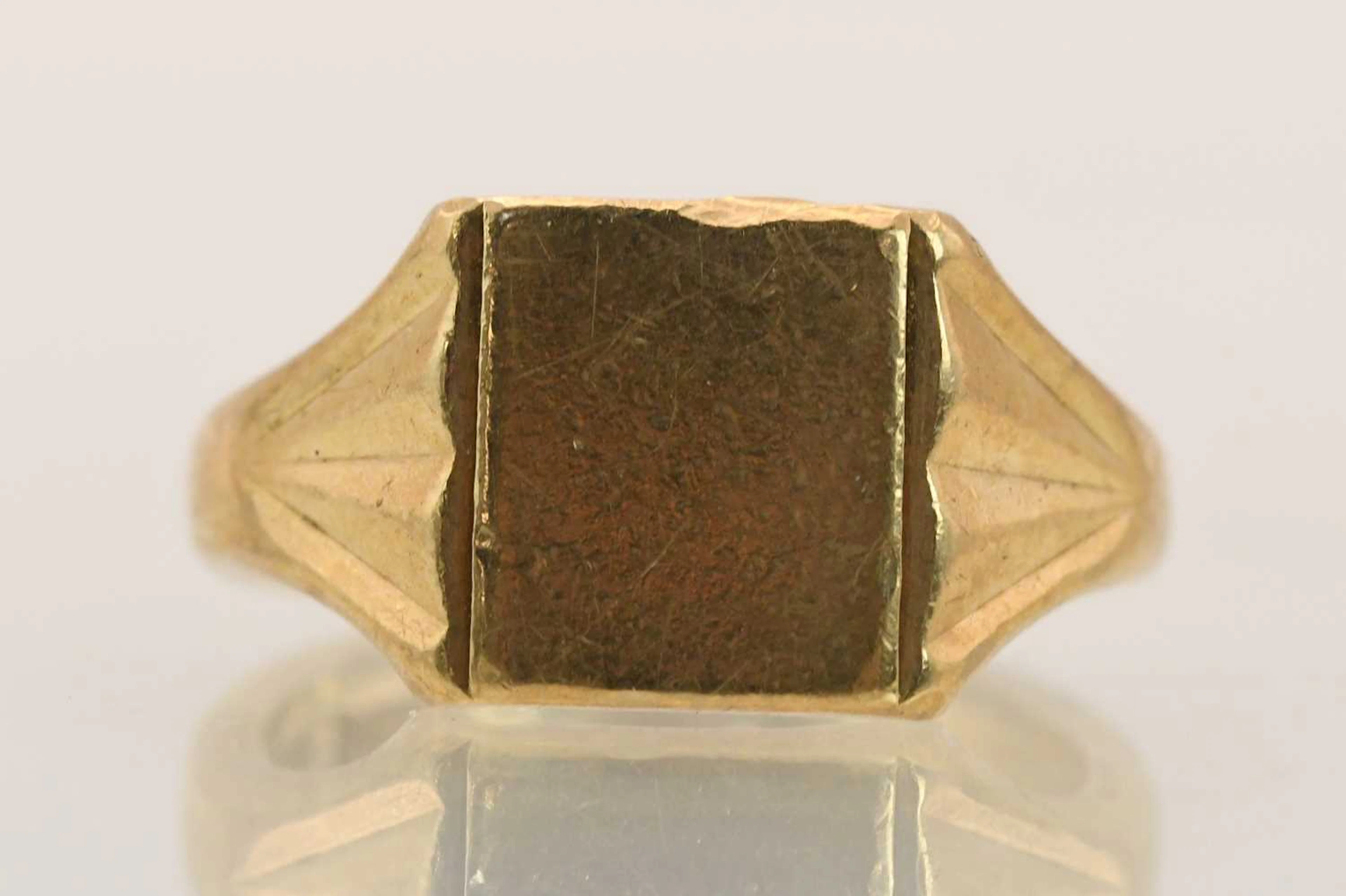 A 9ct yellow gold heavy signet ring