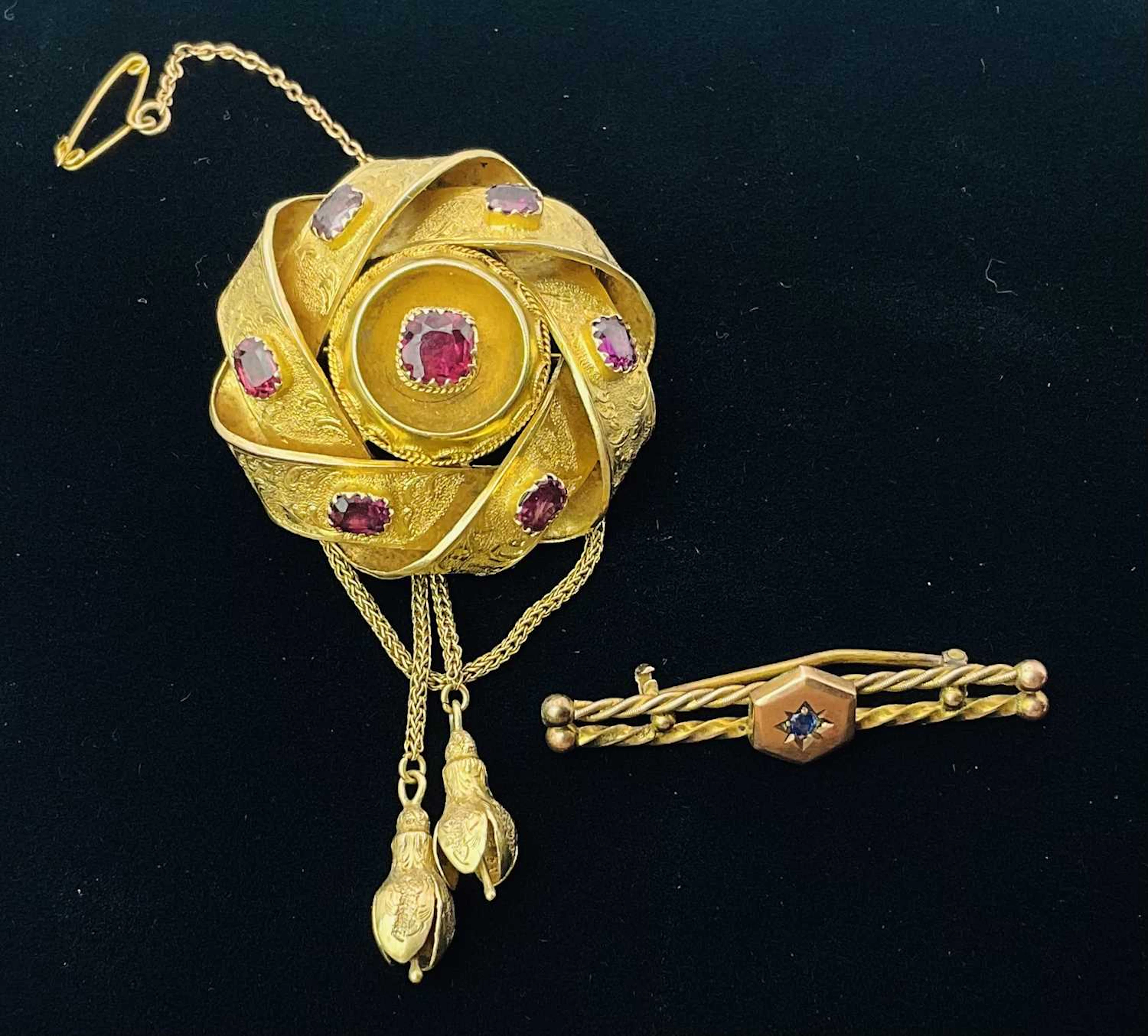 A 9ct yellow gold sapphire set bar brooch