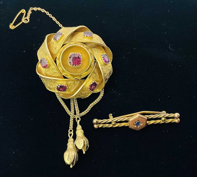 A 9ct yellow gold sapphire set bar brooch