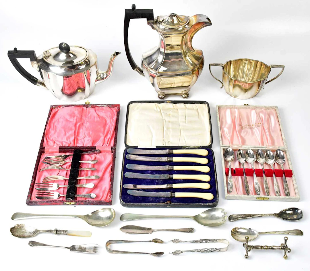 A mixed lot of plated ware