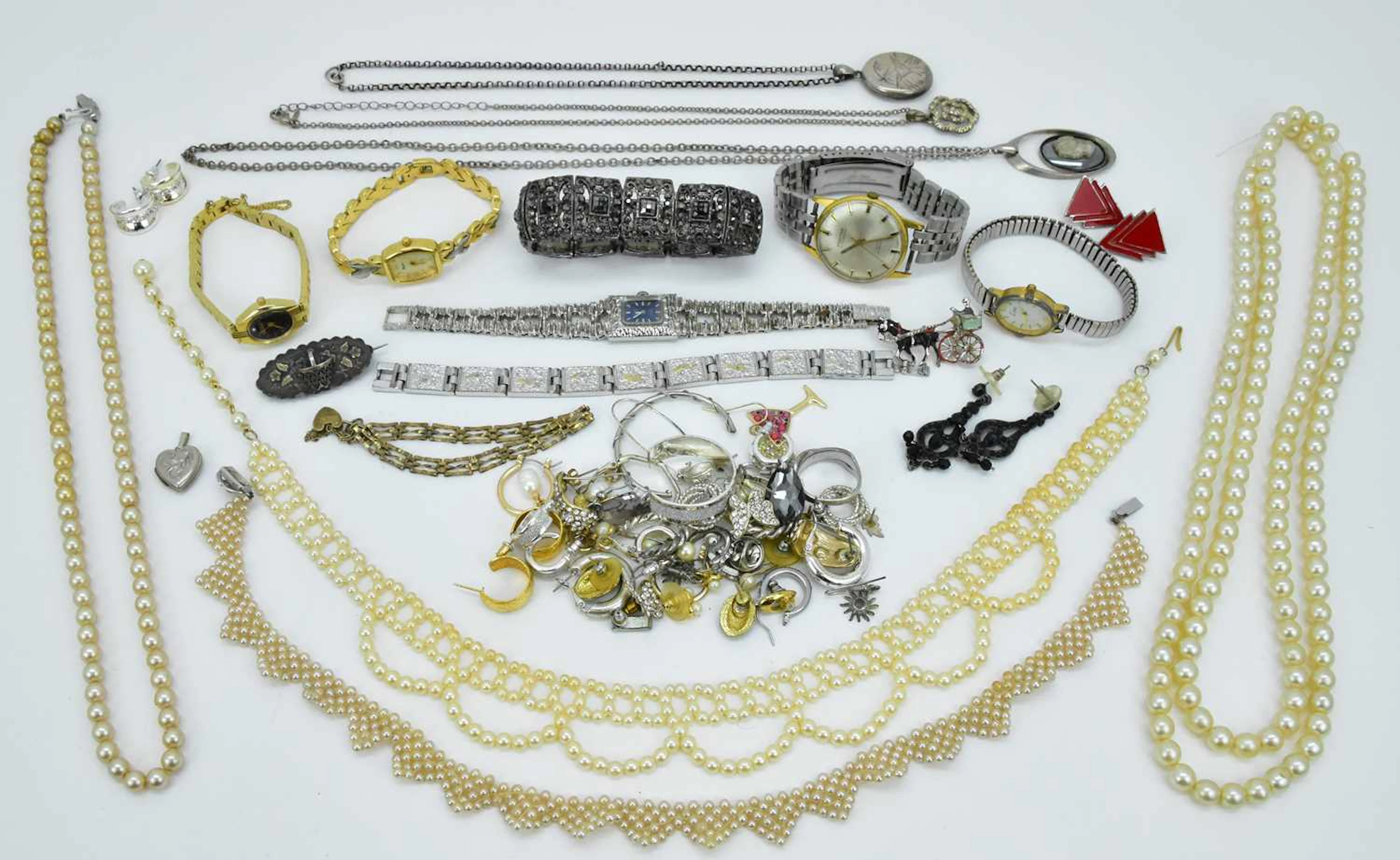 Various items of costume jewellery