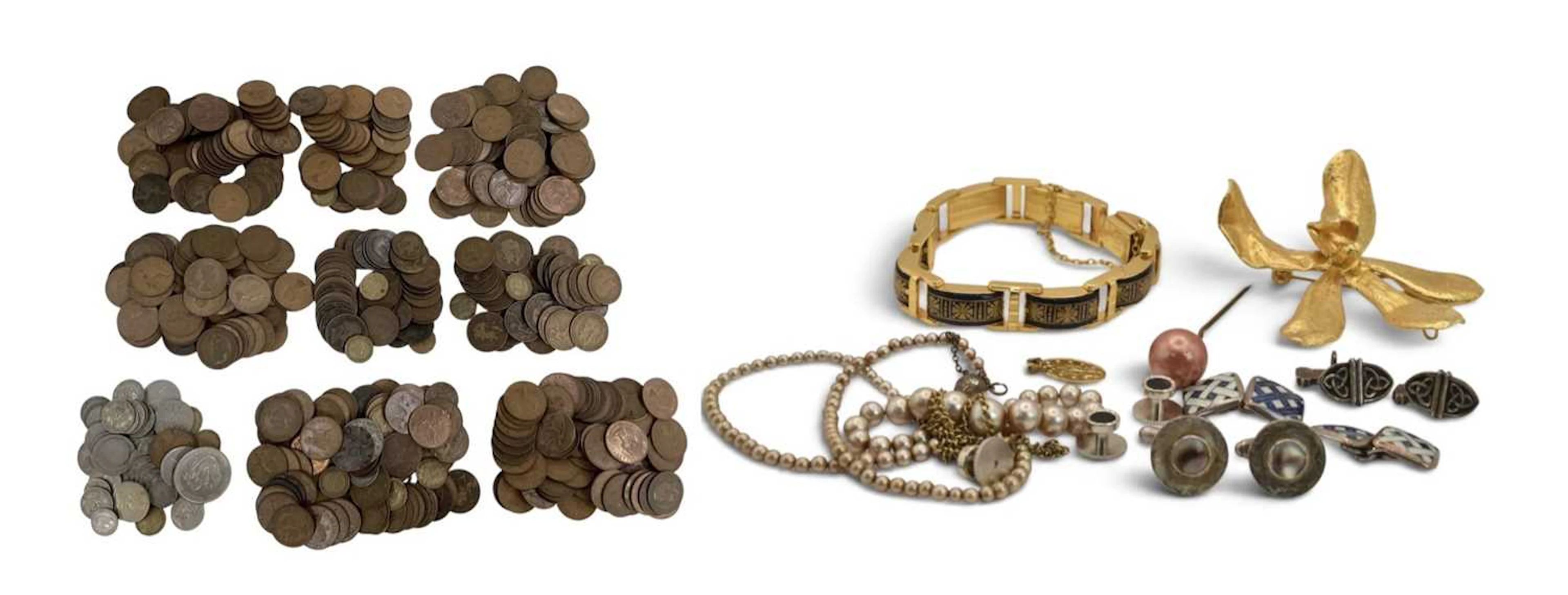 A small quantity of assorted costume jewellery