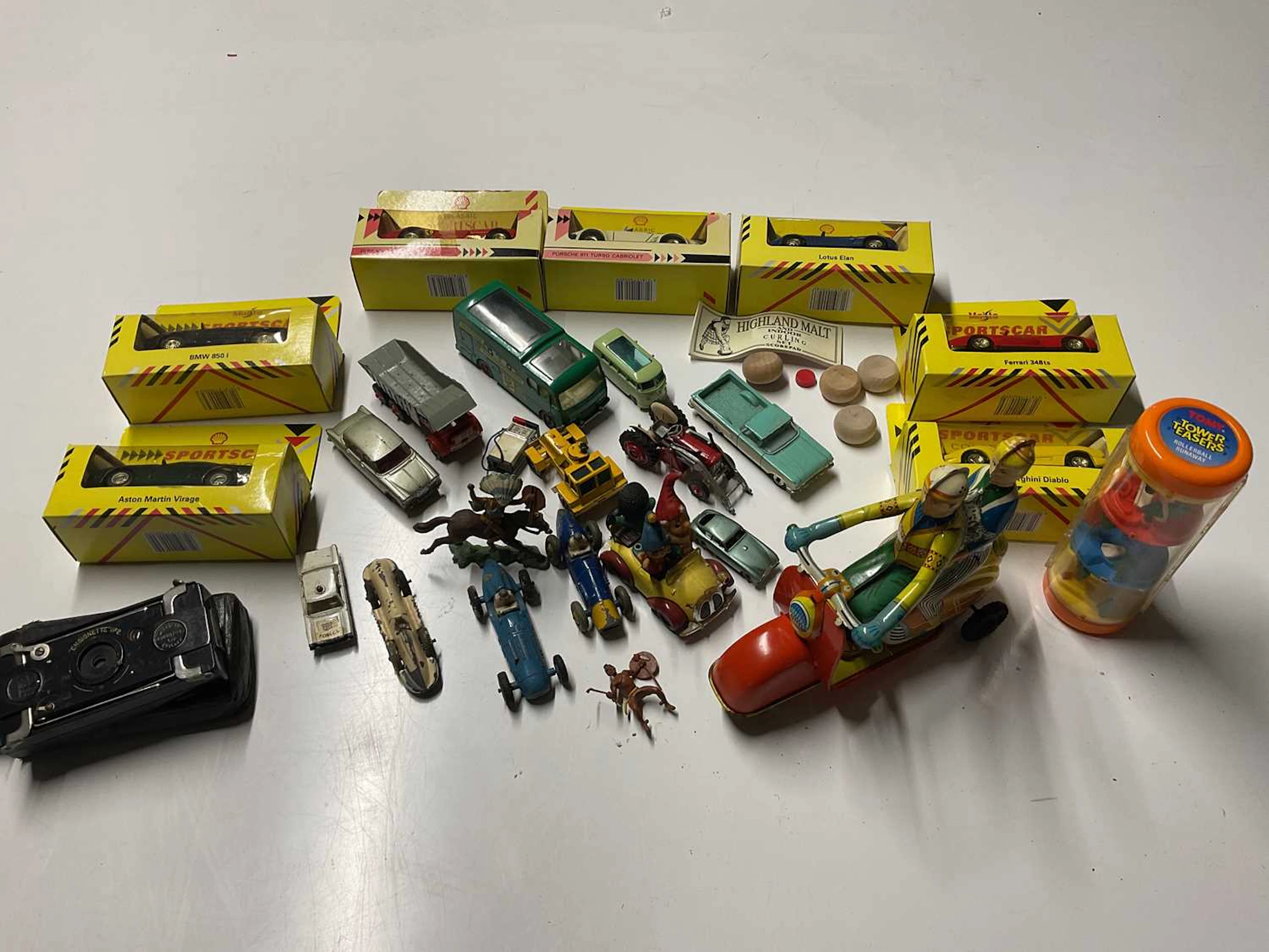 A small quantity of vintage toys