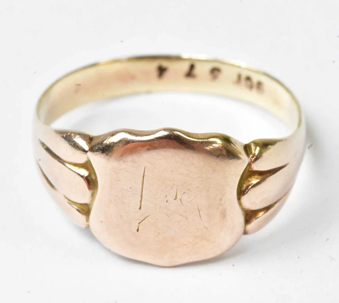A 9ct yellow gold signet ring with shield-shaped bezel (rubbed)