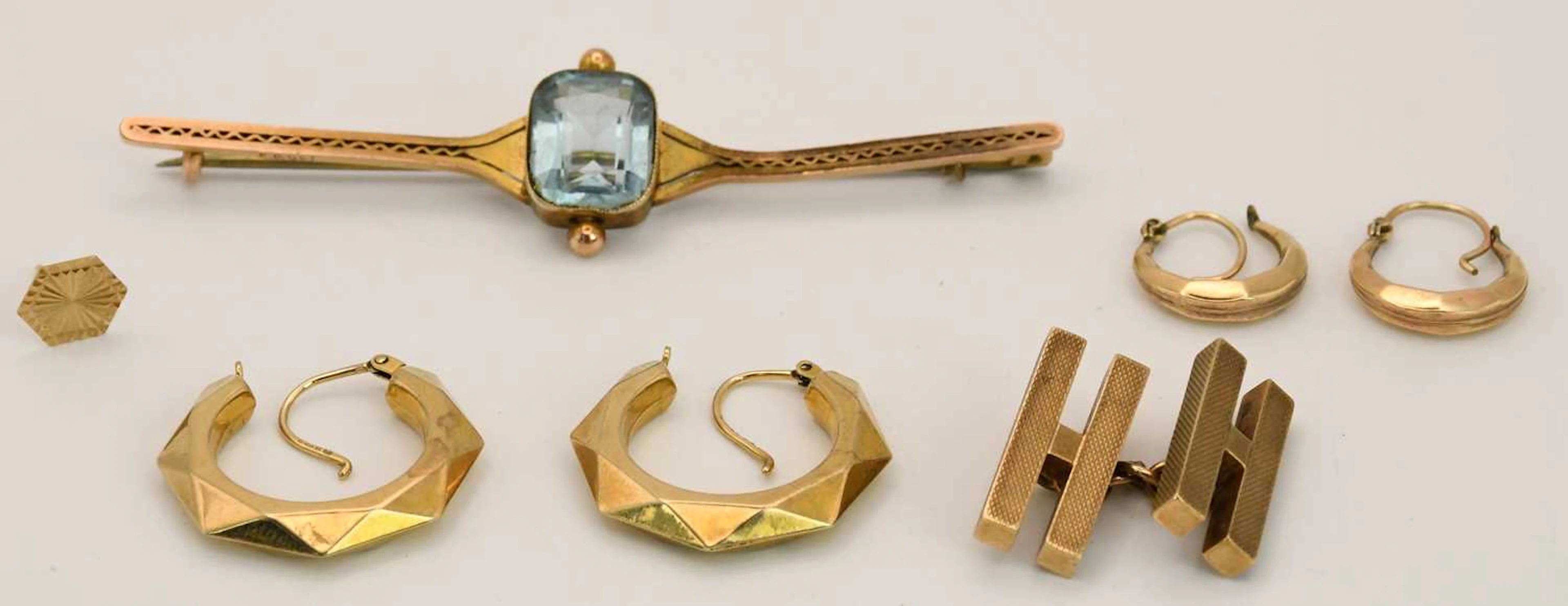 A quantity of 9ct yellow gold and yellow metal jewellery