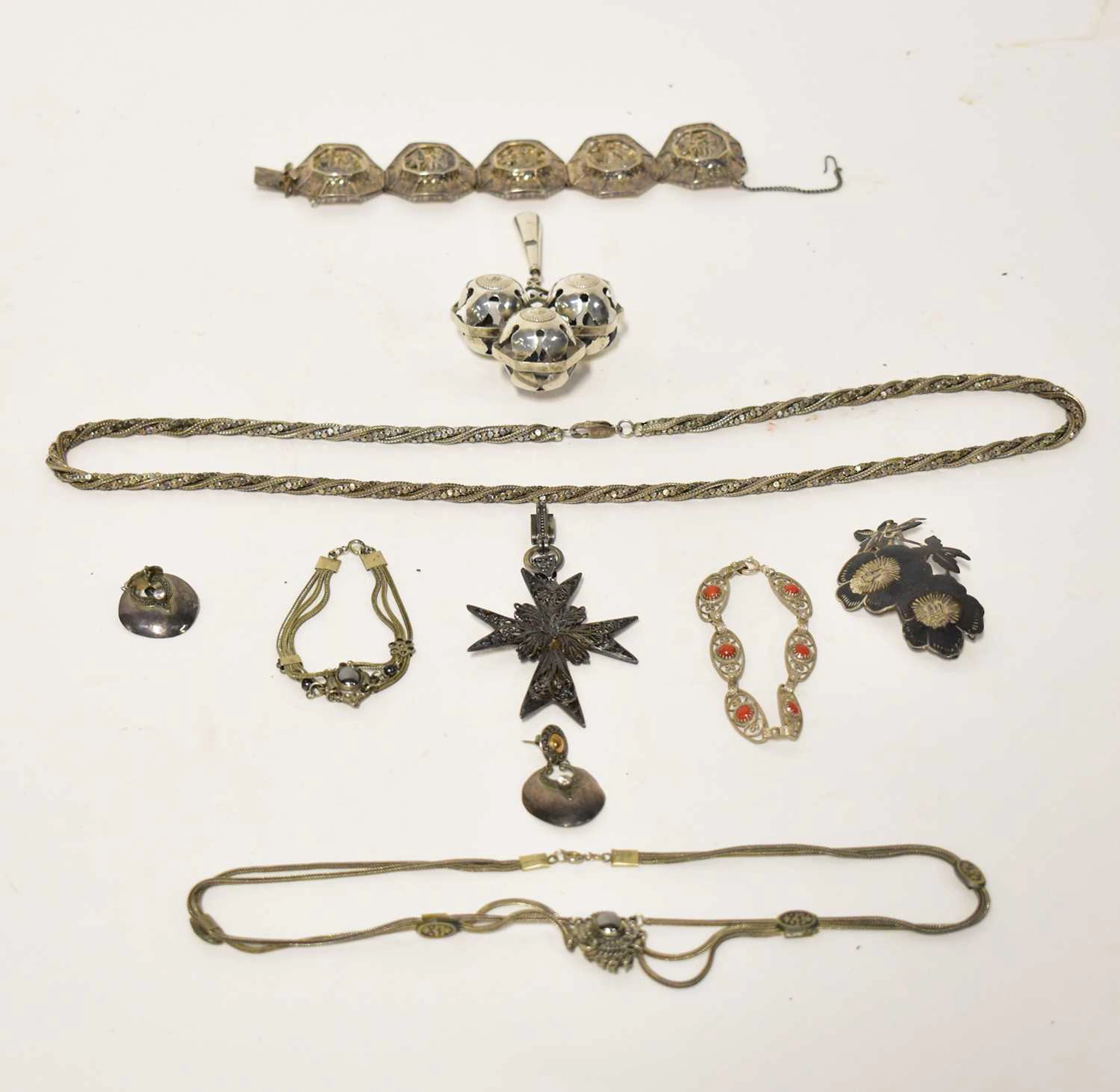 A group of 925 silver jewellery