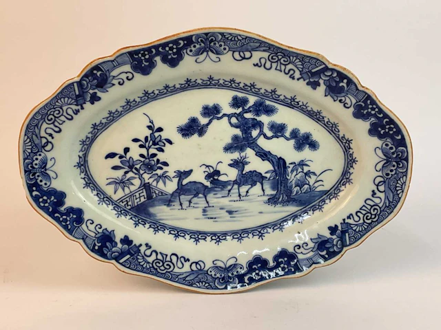 A Chinese scallop shaped dish decorated with a central...