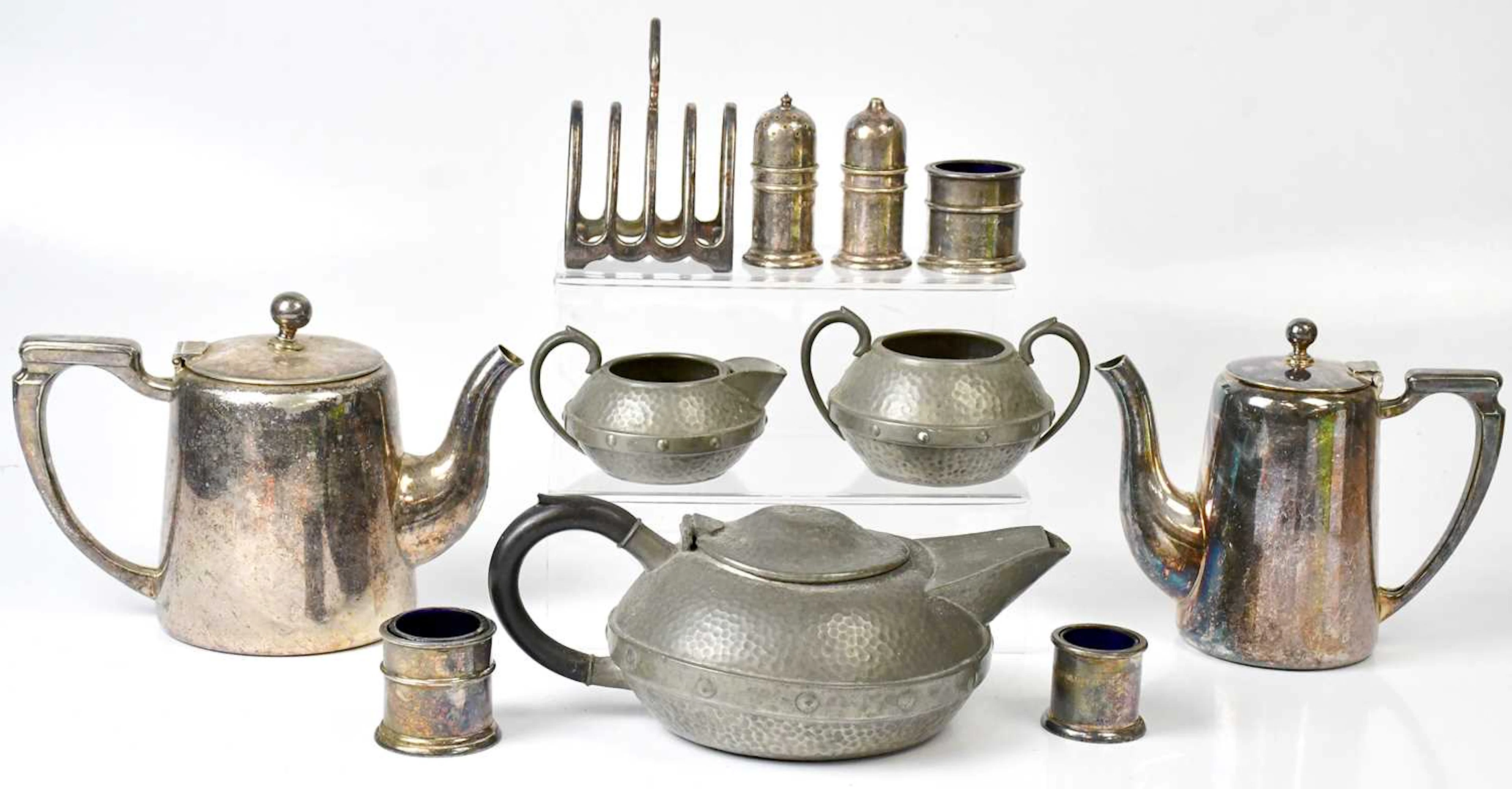 A collection of small metalware items