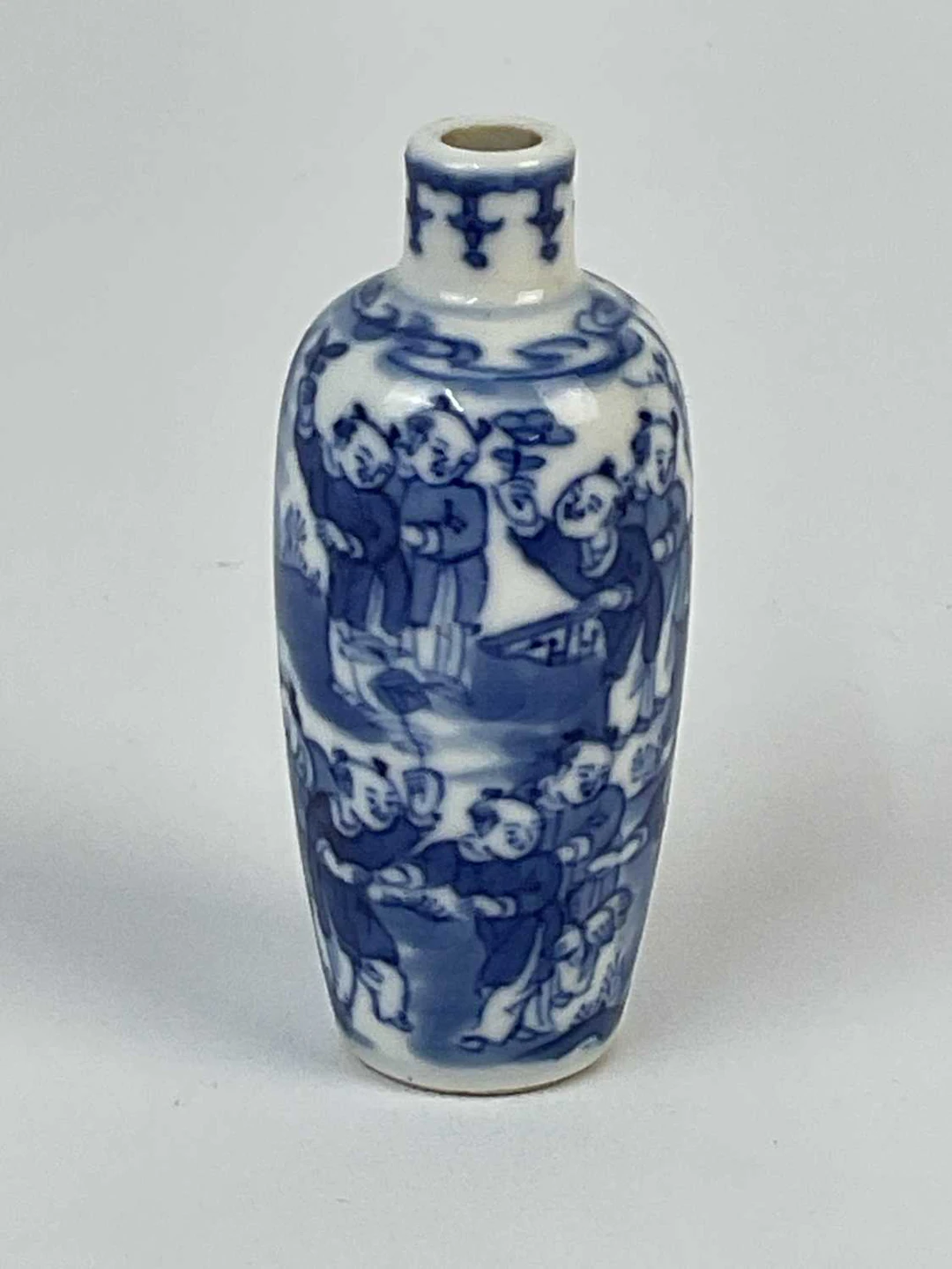 A Chinese blue and white snuff bottle decorated with...