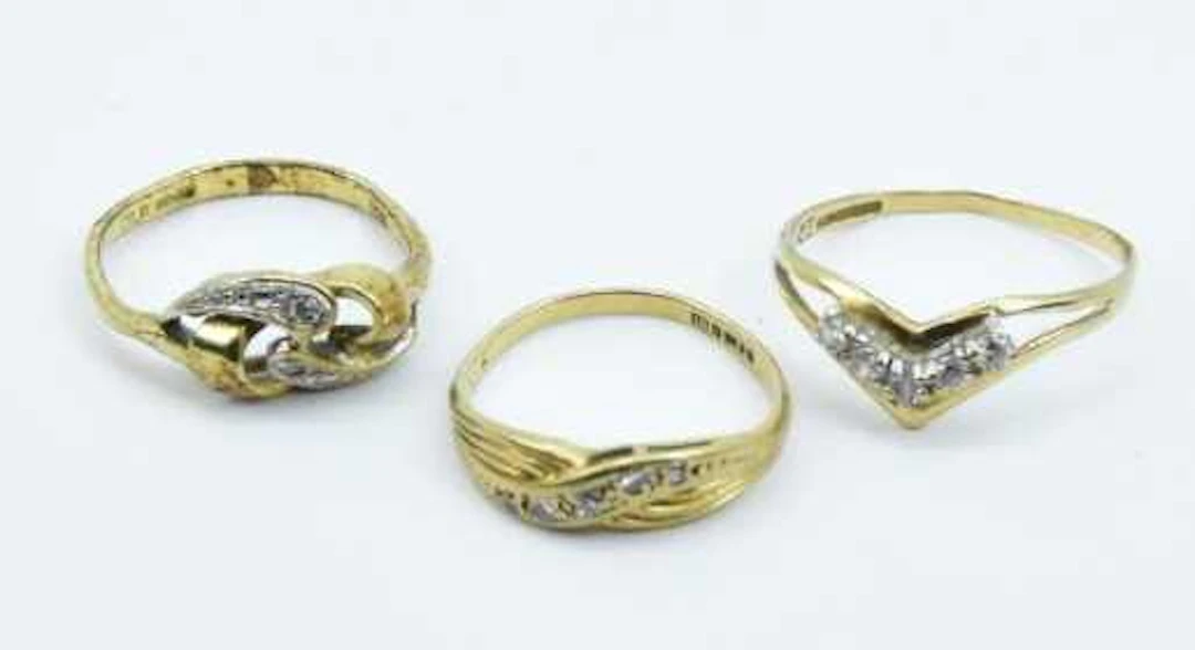 Three 9ct yellow gold dress rings comprising two...
