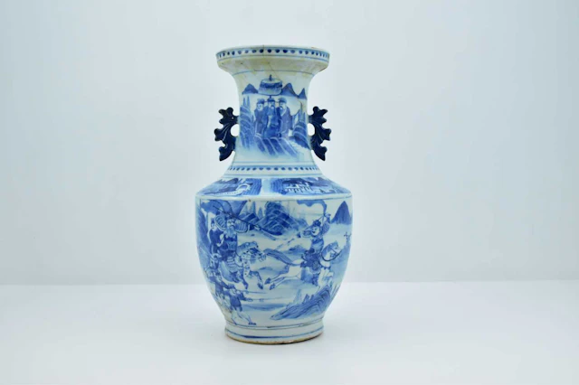 A large late 19th/early 20th century Chinese vase of baluster shape