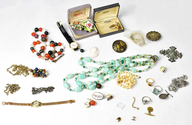 A quantity of vintage costume jewellery