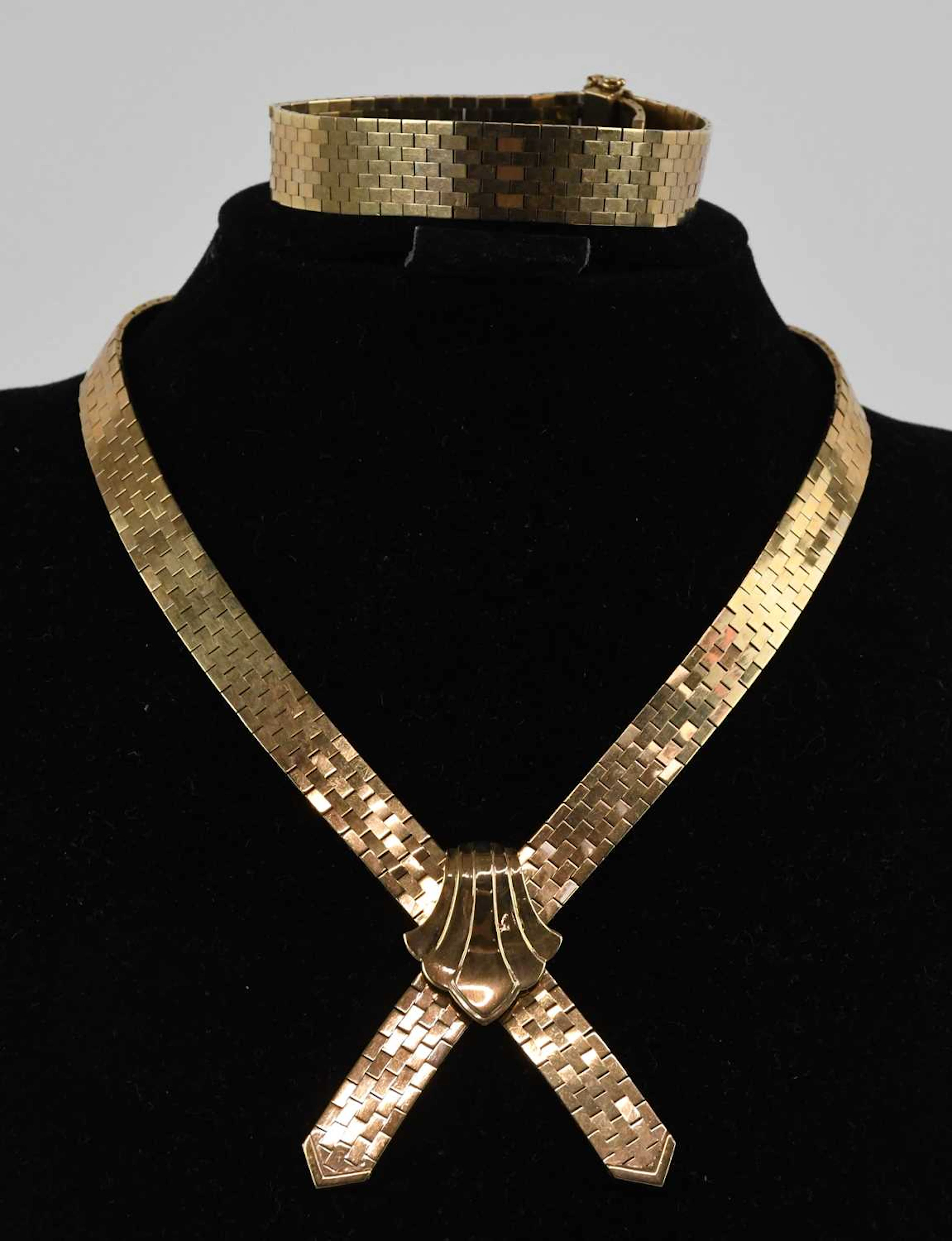 A 9ct yellow gold cuff type bow tassel necklace