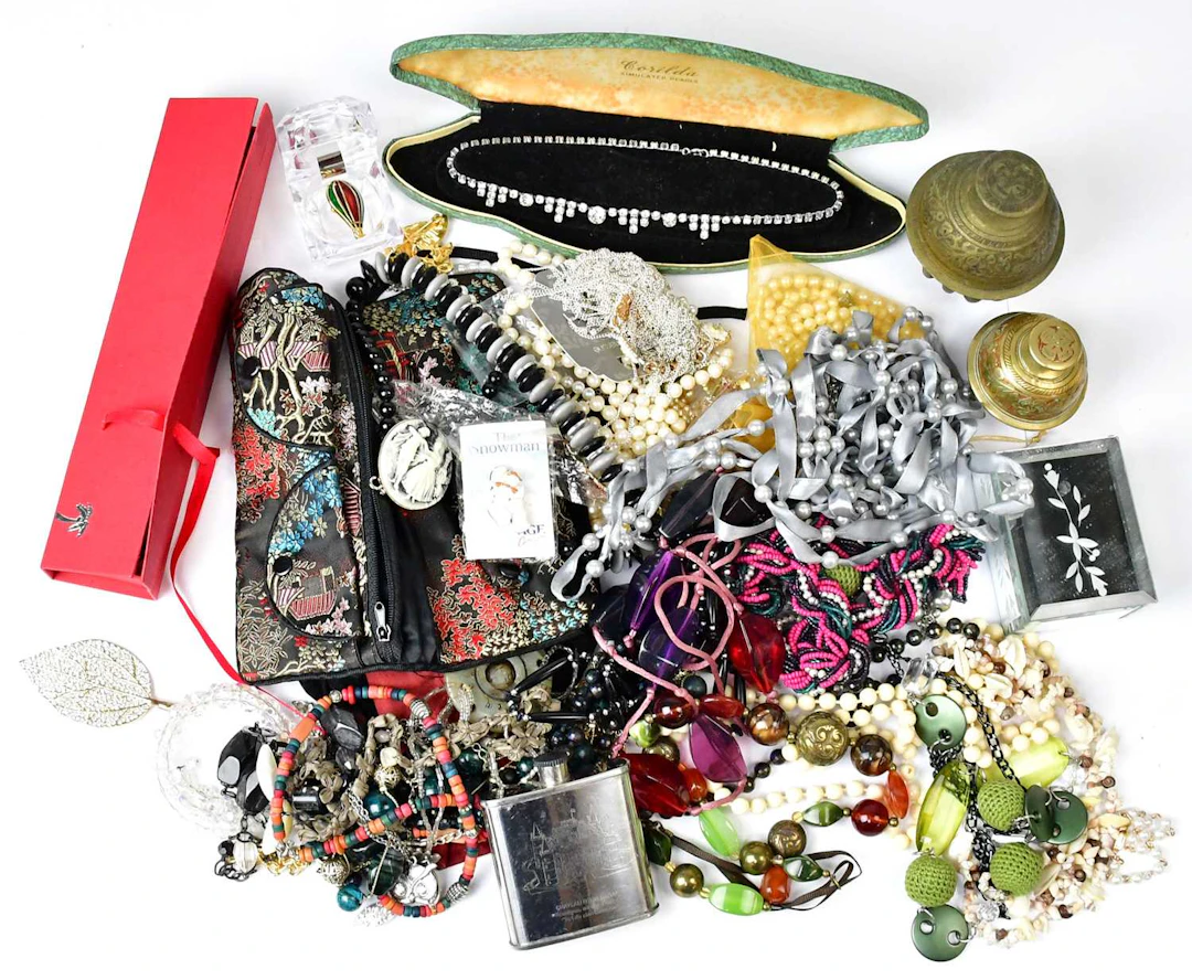 A quantity of costume jewellery