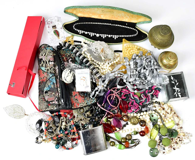 A quantity of costume jewellery