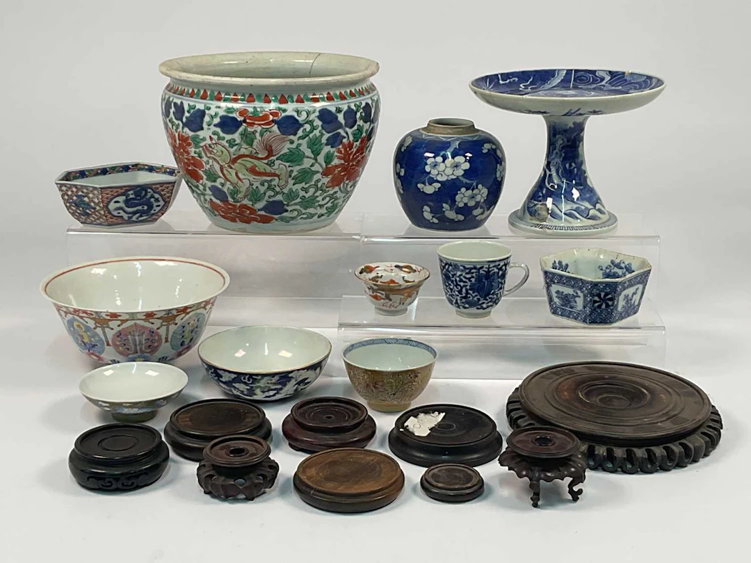 A quantity of Chinese porcelain comprising various bowls