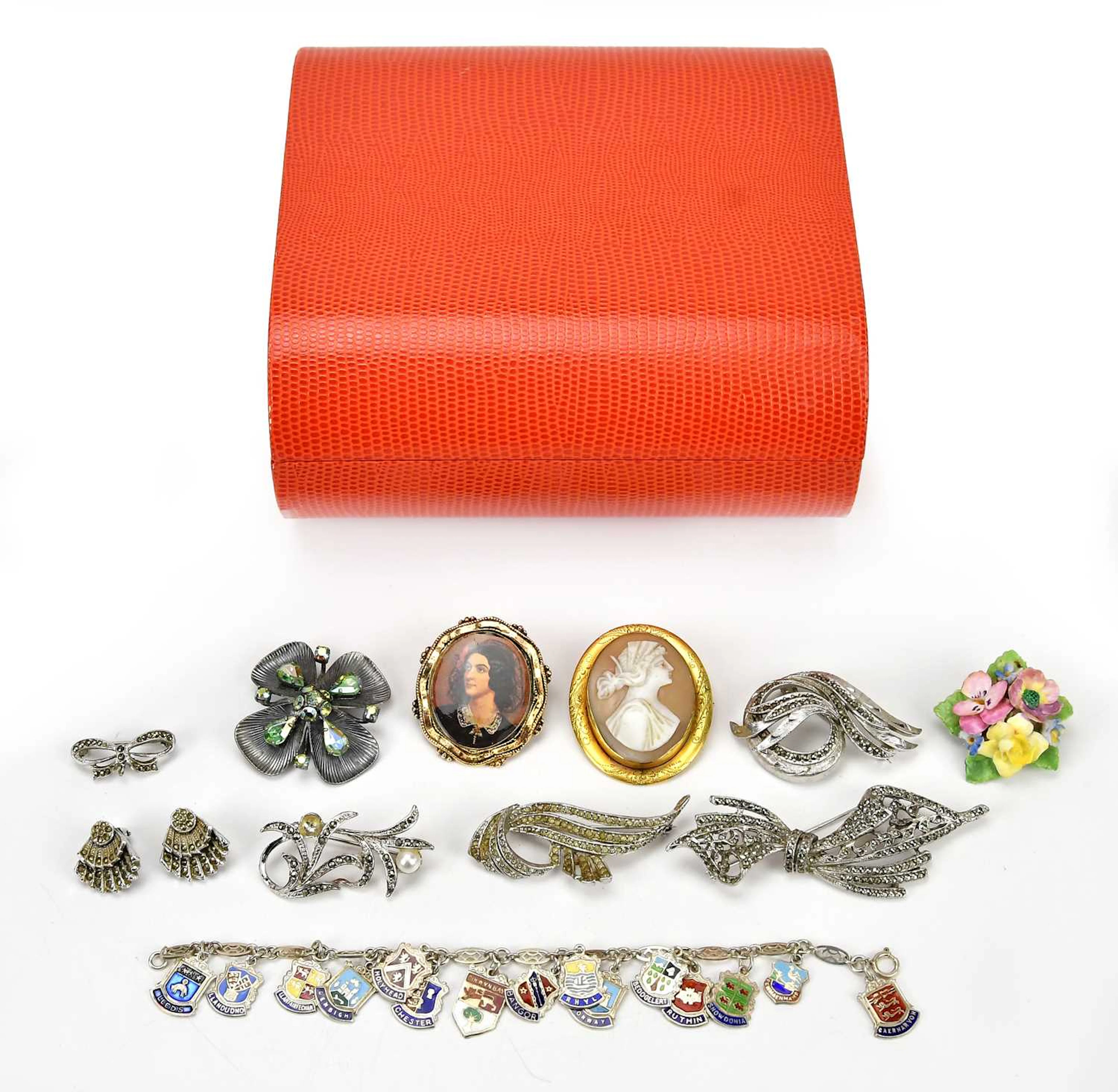 A small collection of assorted costume jewellery...