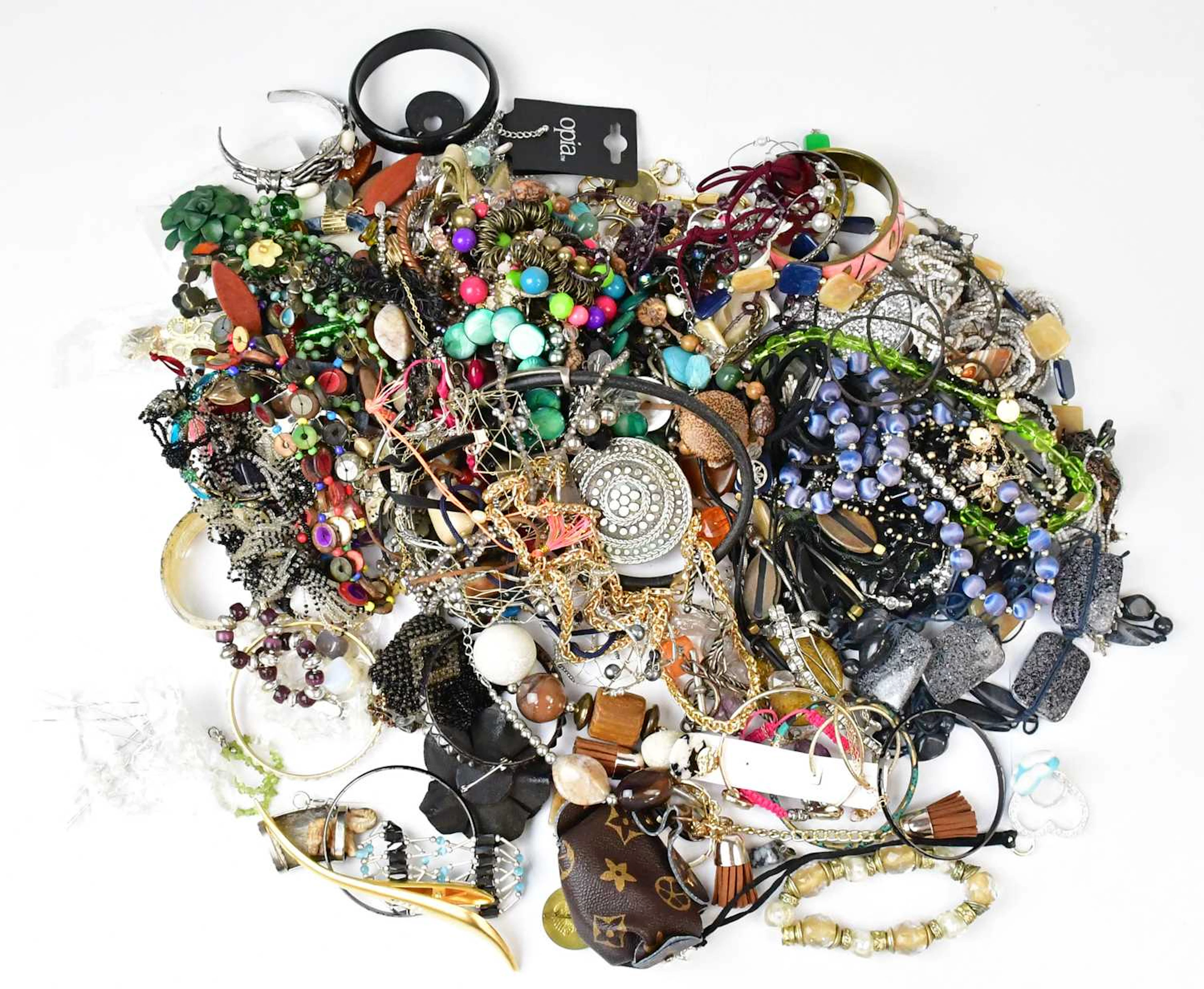 A quantity of costume jewellery