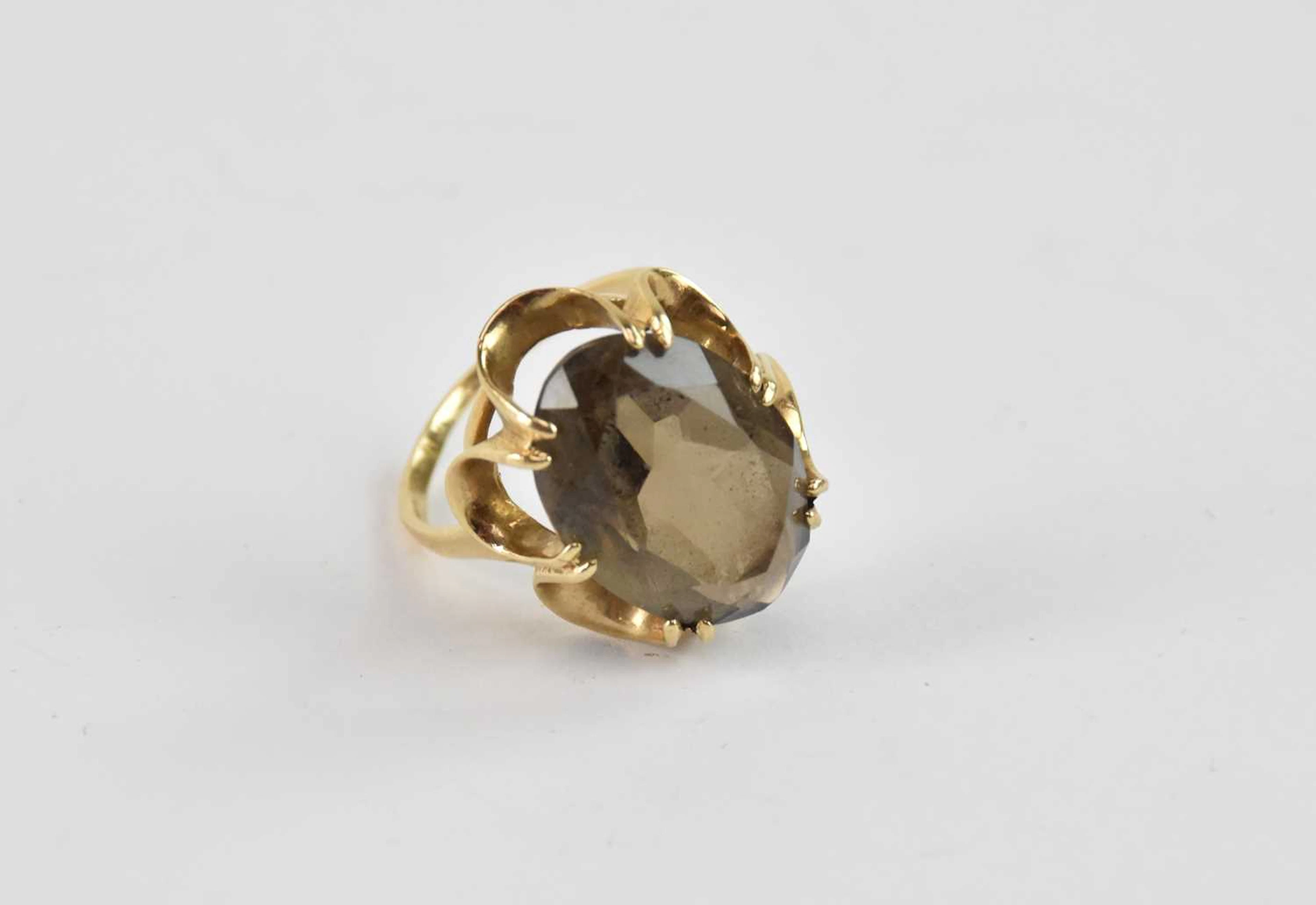 A 9ct yellow gold ring
