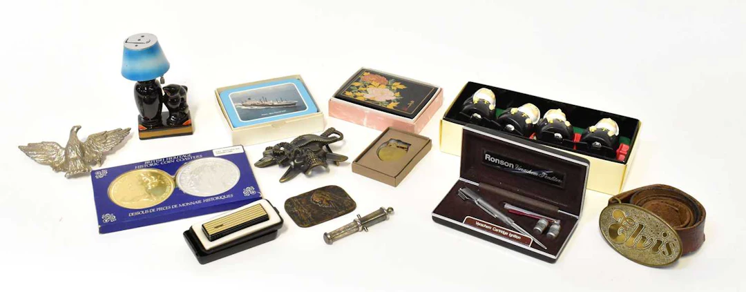 A quantity of collectible items including smoking paraphernalia