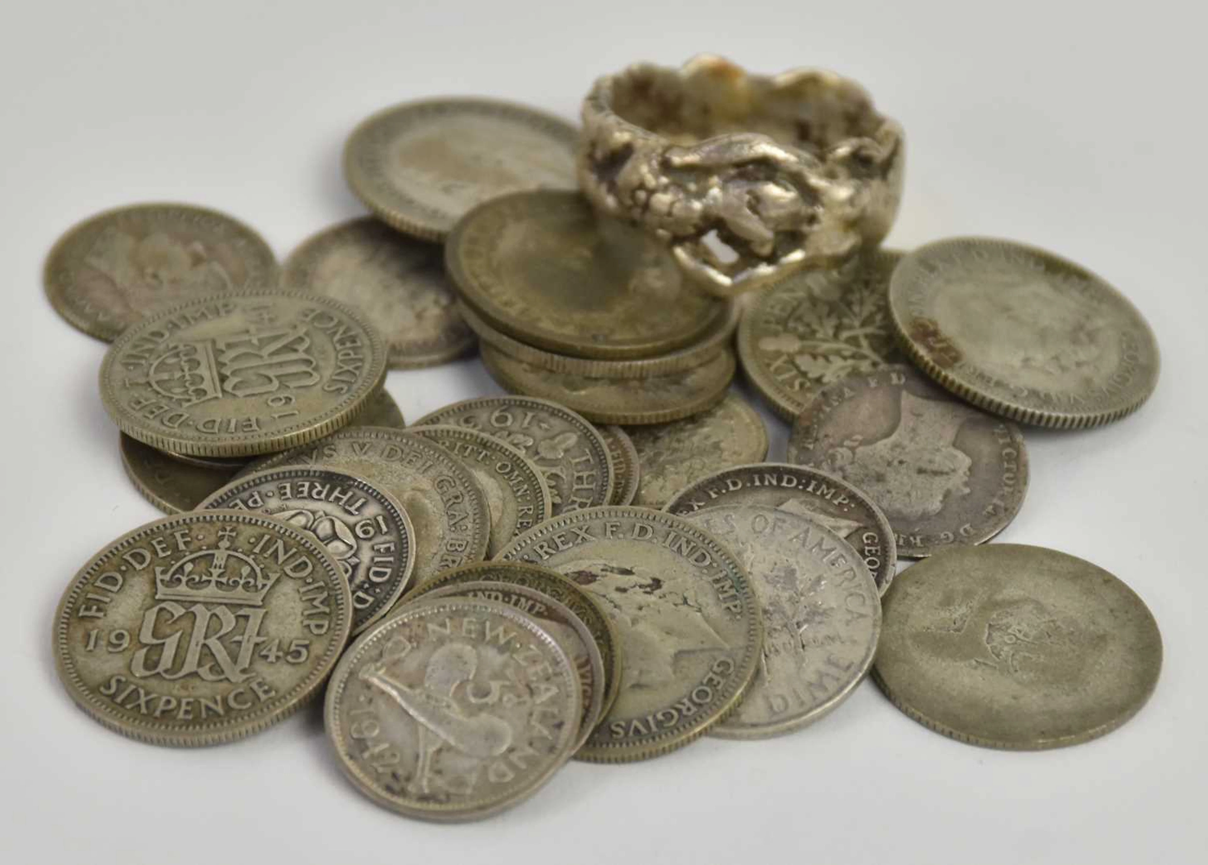 A small quantity of assorted all world coinage