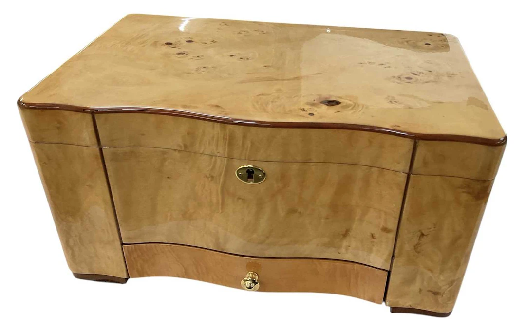 A modern maple veneered tabletop shaped rectangular humidor