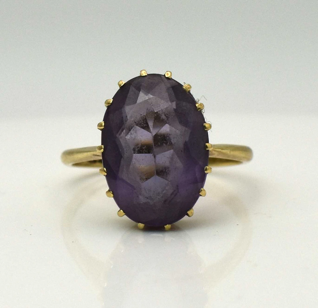 An 18ct yellow gold amethyst solitaire ring