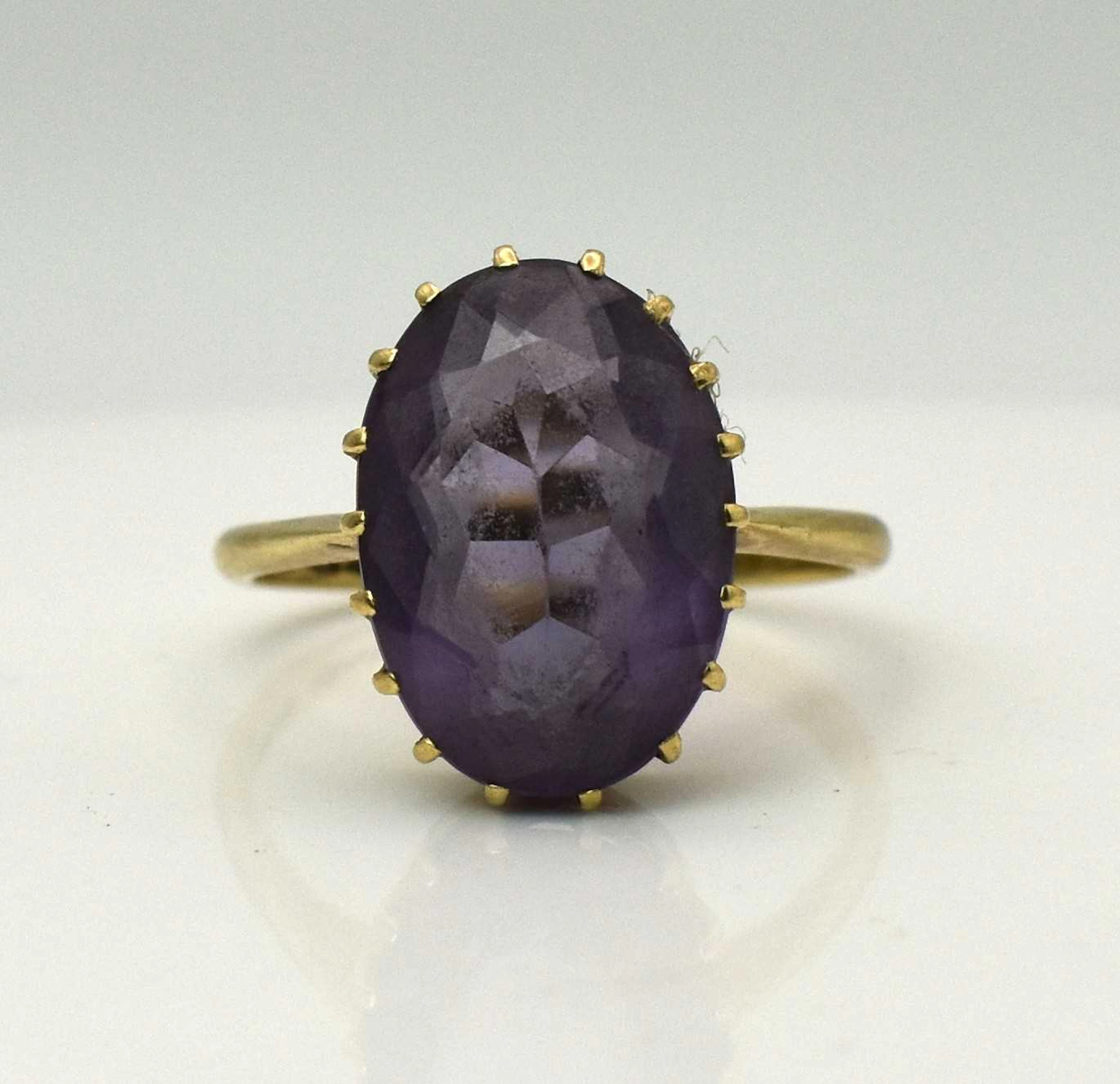 An 18ct yellow gold amethyst solitaire ring