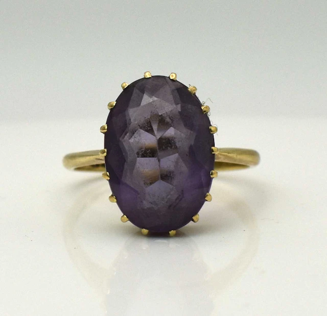 An 18ct yellow gold amethyst solitaire ring