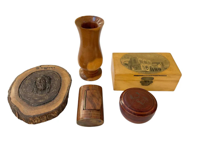 A small quantity of assorted collectors' items and treen