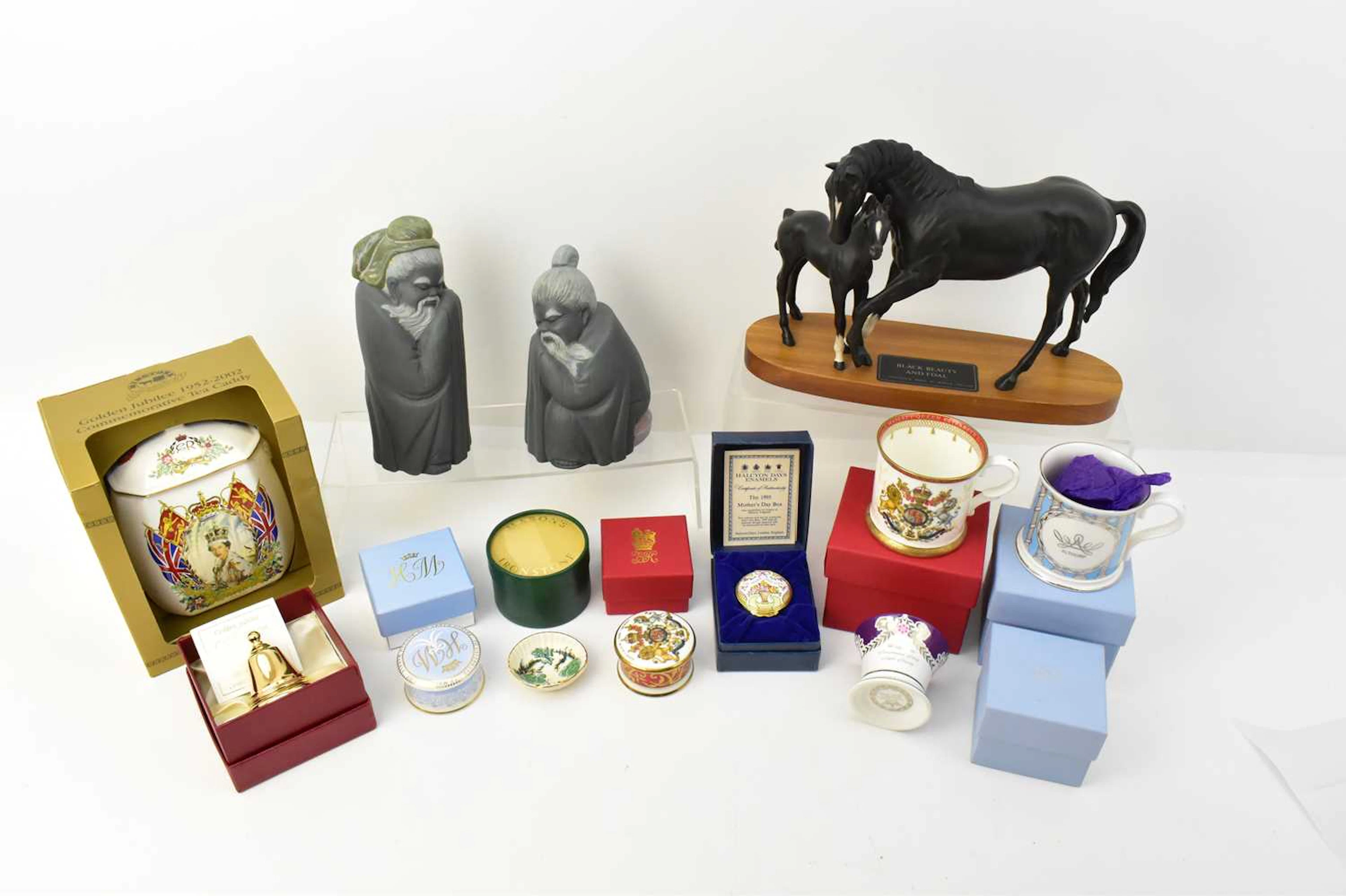 Various items of pottery including two Lladrό grey matte...