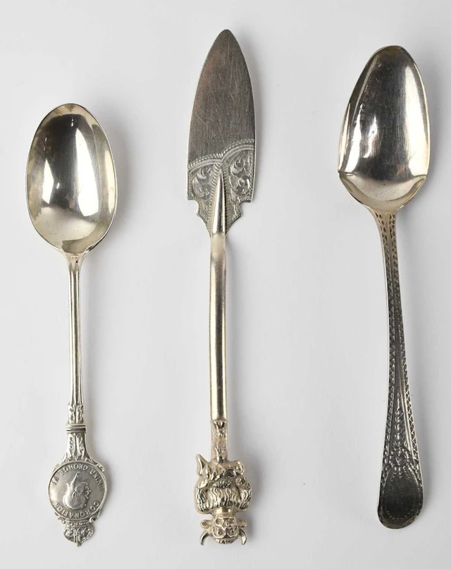 A George III hallmarked silver teaspoon