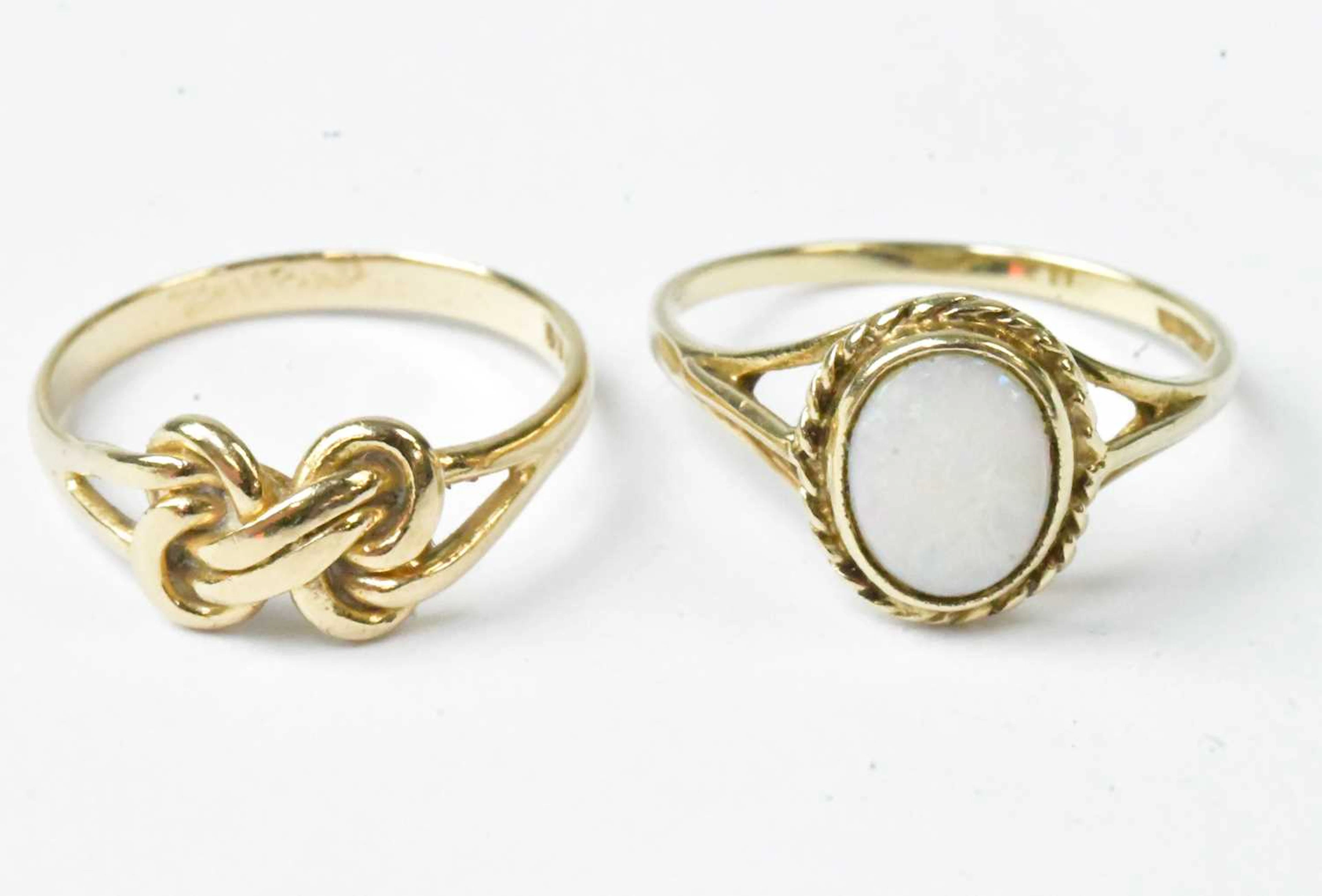 A 9ct yellow gold ring set with an oval opal cabochon